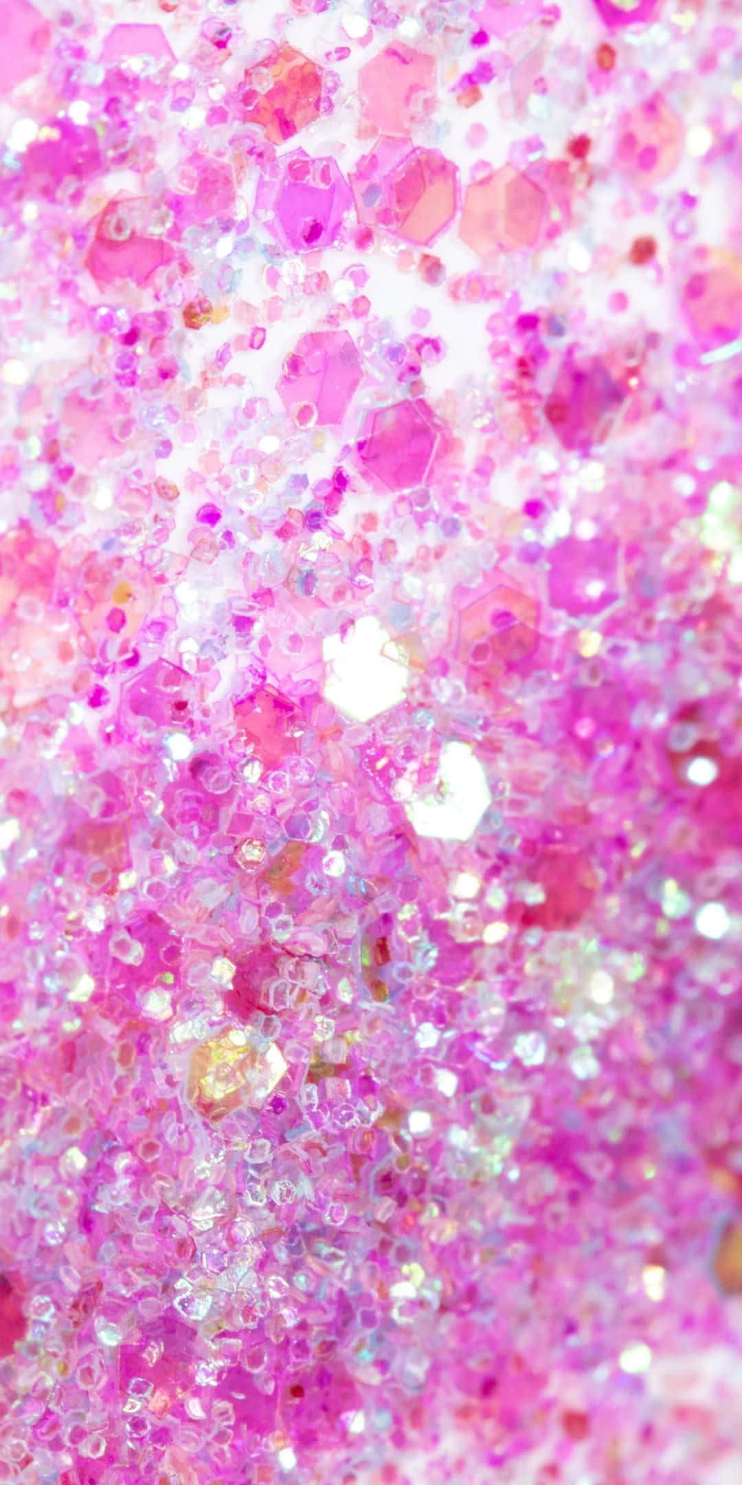 Sparkly Pink 桌布 壁紙 — 閃爍的粉紅色閃粉質地，帶有六角形亮片和閃爍粒子，營造出充滿活力的抽象表面。