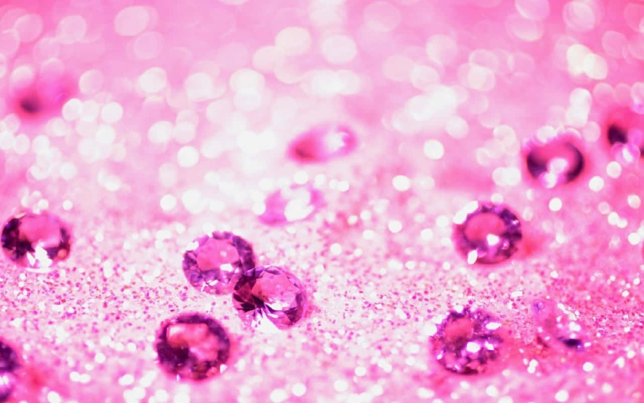 鑽石 桌布 壁紙 — 閃爍的粉紅閃粉和刻面寶石在夢幻般的特寫中閃耀著柔和散景光。