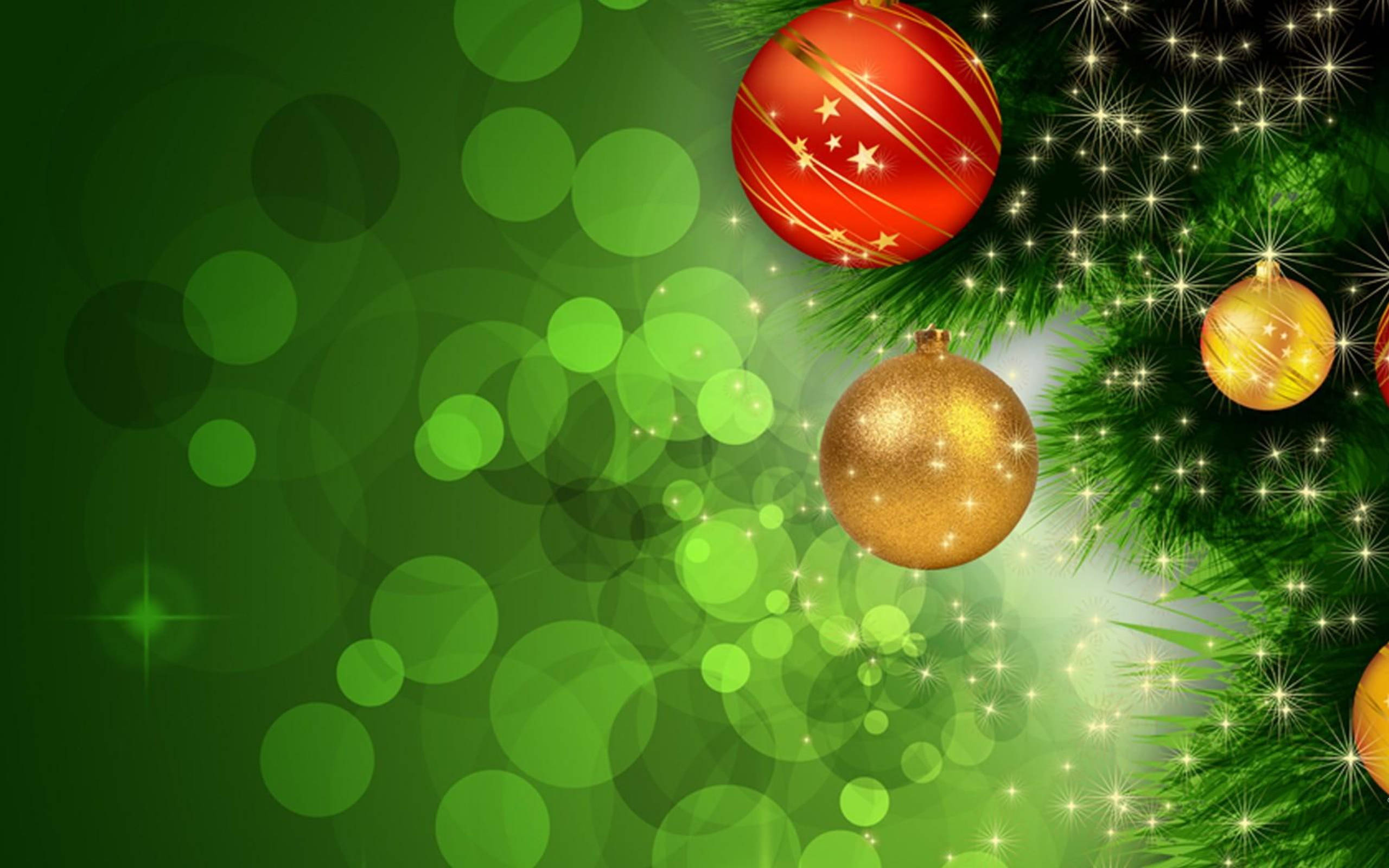 balls 桌布 壁紙 — 閃爍的紅色和金色裝飾品掛在松樹枝上，背景是充滿活力的綠色散景和閃爍的燈光。