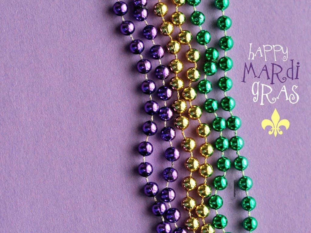 Mardi Gras 桌布 壁紙 — 閃爍的紫色、金色和綠色狂歡節珠子在柔和的薰衣草背景上對角線傾瀉而下，帶有節日文字和鳶尾花圖案。