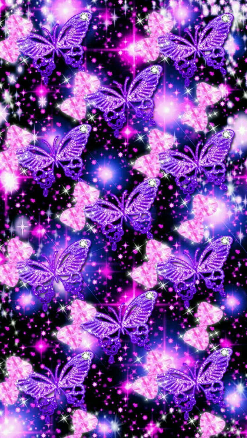 Glitter Butterfly 桌布 壁紙 — 閃爍的紫色和粉紅色蝴蝶在佈滿璀璨星辰的閃爍宇宙夜空翩翩起舞。