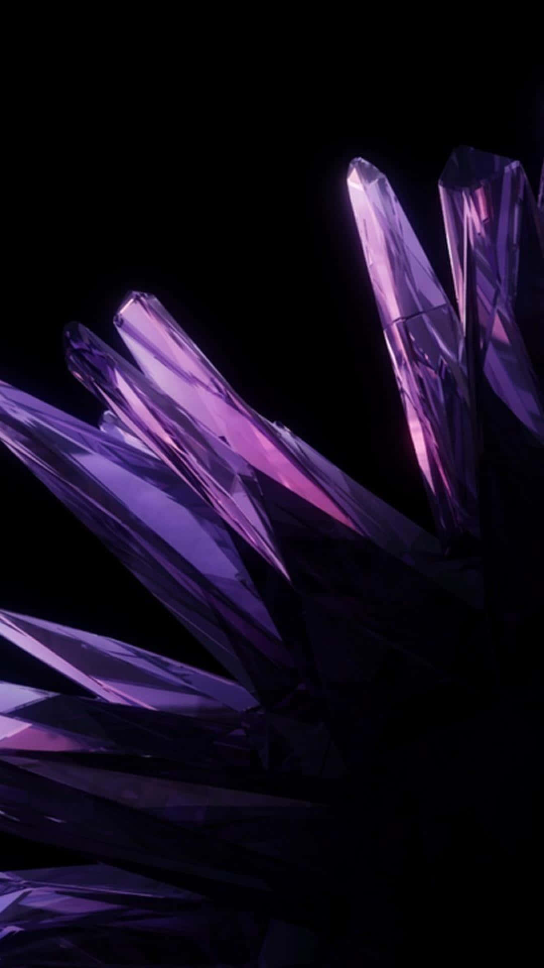 Purple Phone 桌布 壁紙 — 閃爍的紫色水晶尖刺刺穿深邃的黑色虛空，鋒利的幾何切面捕捉柔和內光。