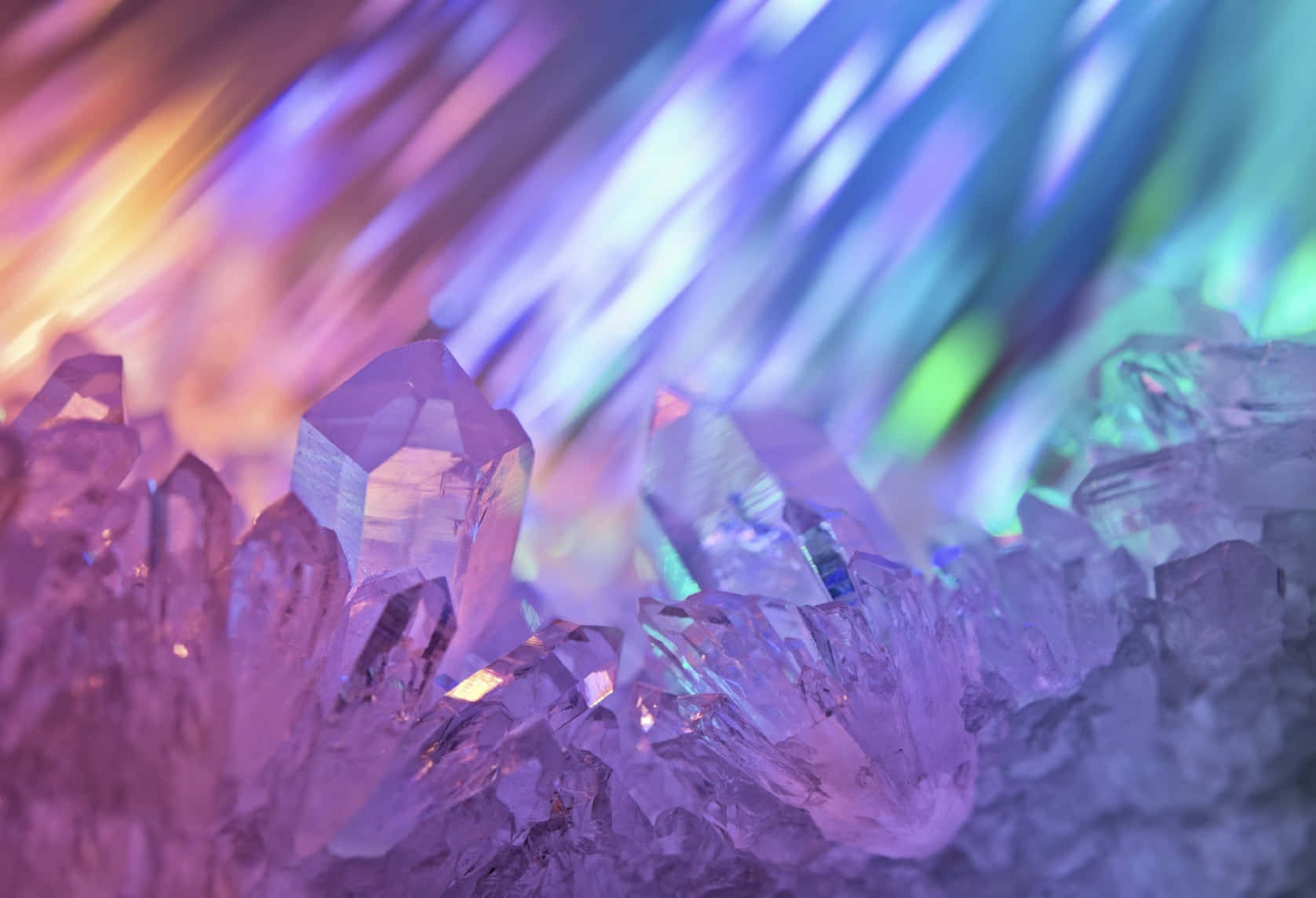 Gemstone 桌布 壁紙 — 閃爍的紫色水晶結構在夢幻般的微距鏡頭中捕捉到鮮豔的彩虹光。