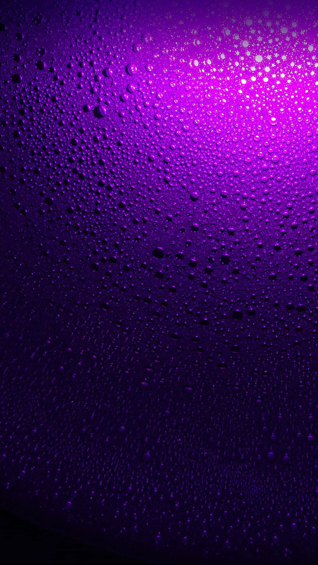 Purple Phone 桌布 壁紙 — 閃爍的紫色水滴在彎曲的表面上傾瀉而下，表面因上方照射的光芒而發光。