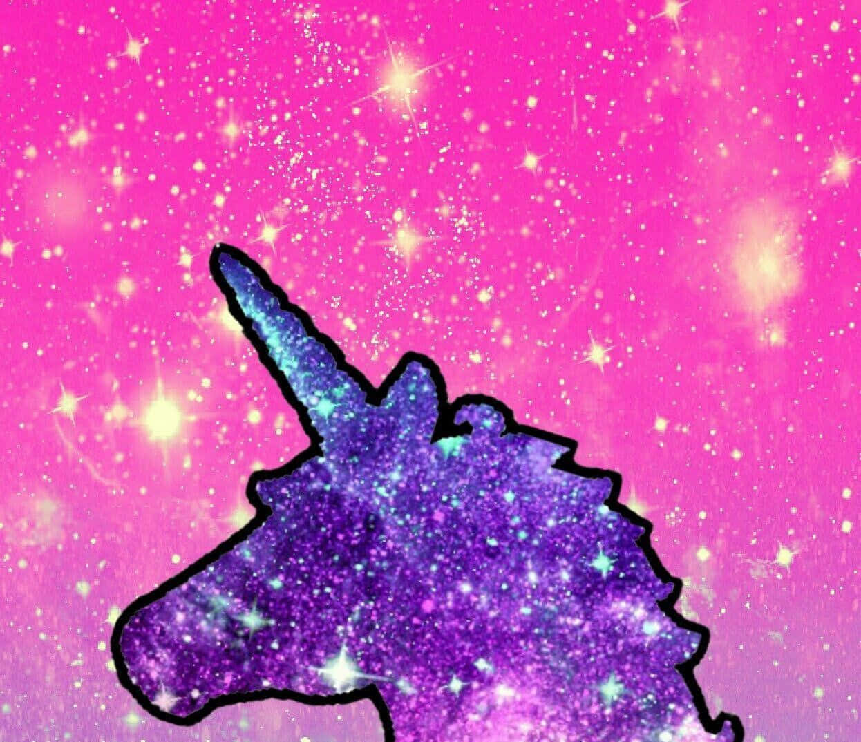 Galaxy Unicorn 桌布 壁紙 — 閃爍的紫色獨角獸頭部剪影，襯托著充滿活力的粉紅色星空，帶有閃閃發光的宇宙效果。