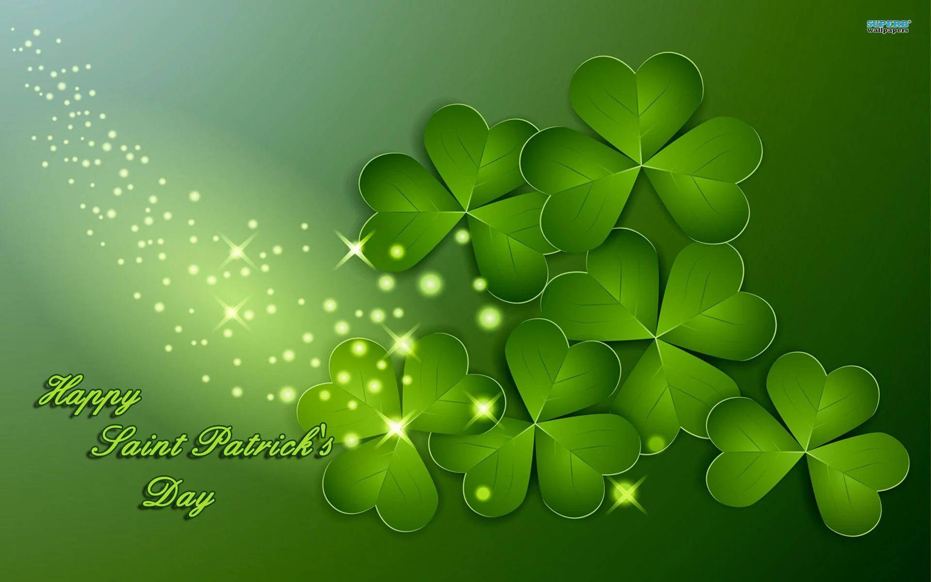 St Patricks Day Birthday 桌布 壁紙 — 閃爍的綠色四葉草漂浮在漸變綠色背景上，帶有閃閃發光的光效和節日文字。