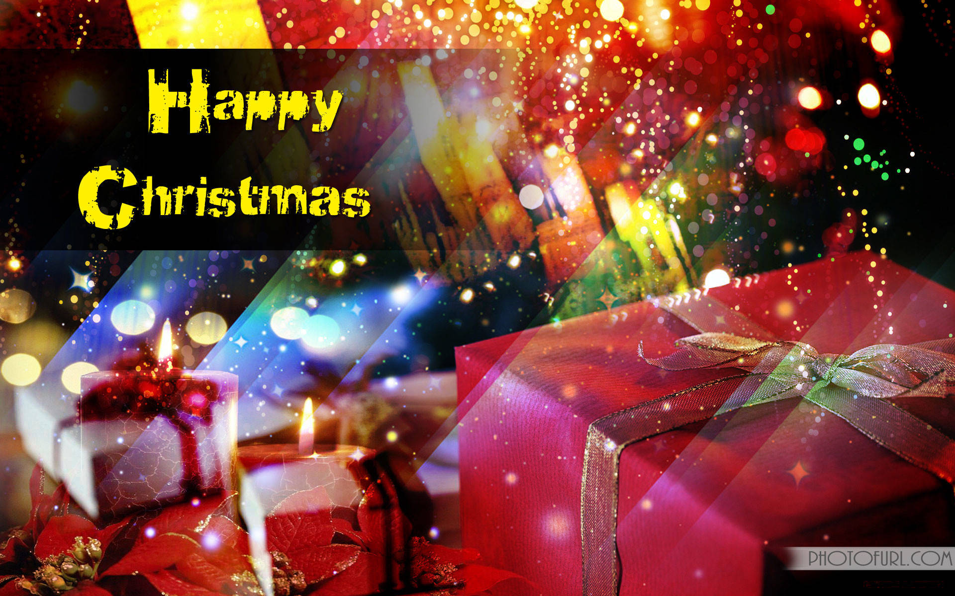 christmas laptop 桌布 壁紙 — 閃爍的聖誕禮物和蠟燭在節日燈光下閃耀，帶有「聖誕快樂」文字疊加。