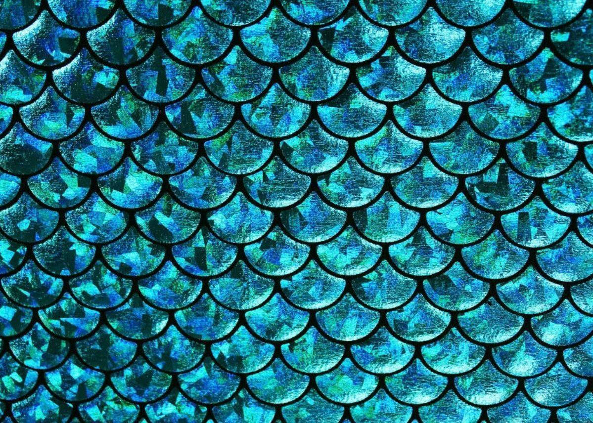 美人魚 桌布 壁紙 — 閃爍的藍綠色和藍色美人魚鱗片的特寫，帶有彩虹色高光和深色輪廓。