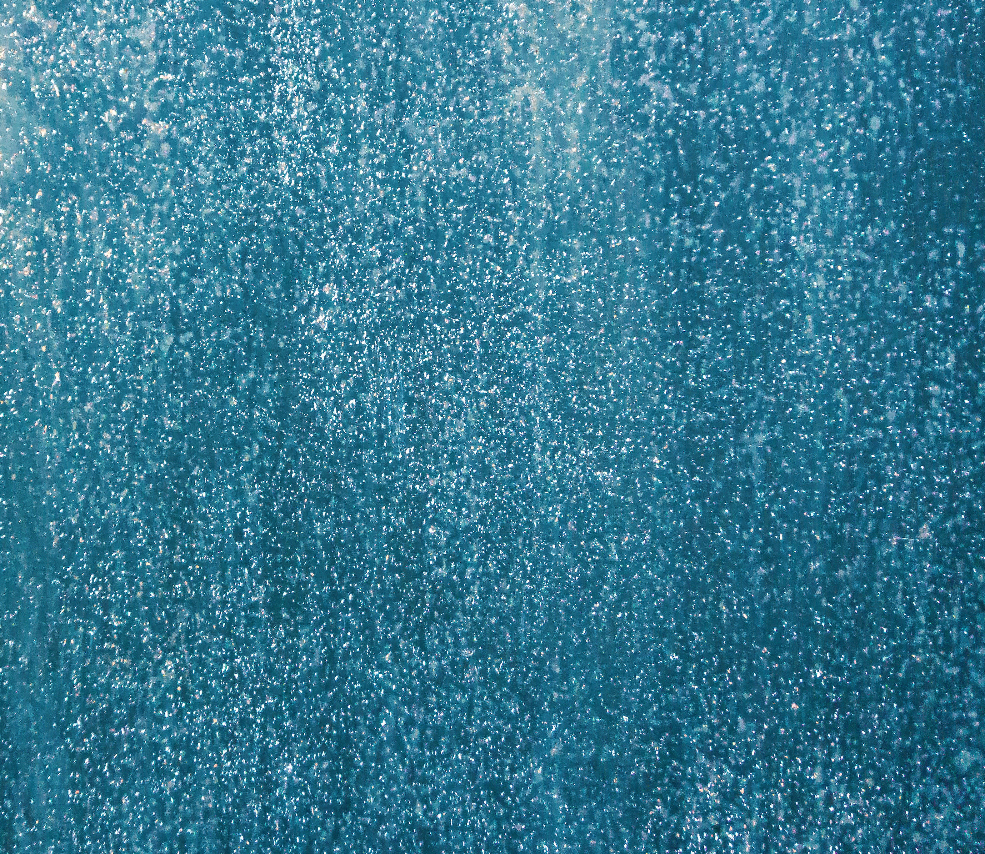 Blue Glitter 桌布 壁紙 — 閃爍的藍綠色水滴在紋理豐富、閃閃發光的流動中傾瀉而下的特寫。