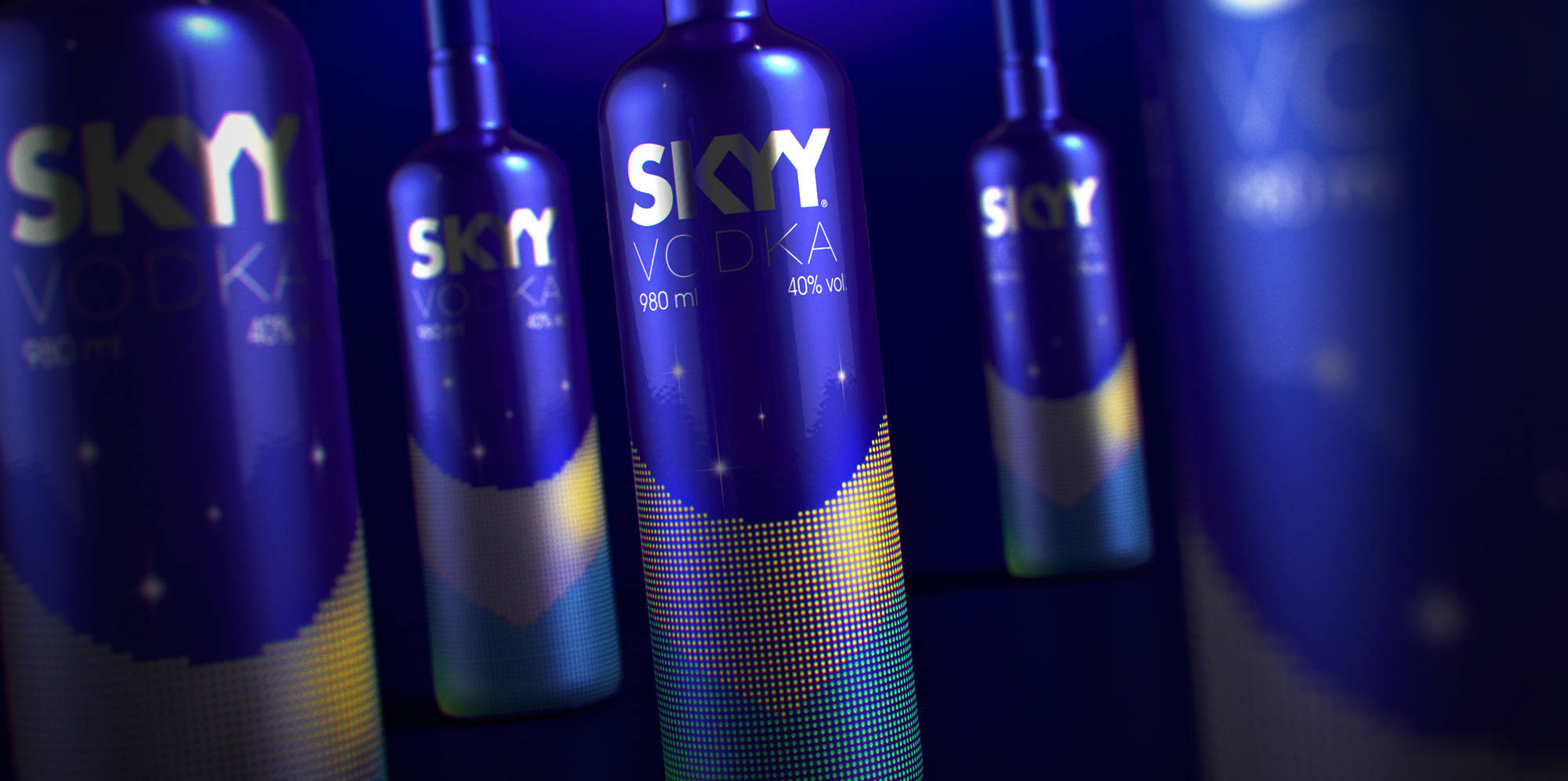 Drink 桌布 壁紙 — 閃爍的藍色Sky Vodka瓶身帶有星形漸變標籤，在戲劇性的紫色燈光下發光。