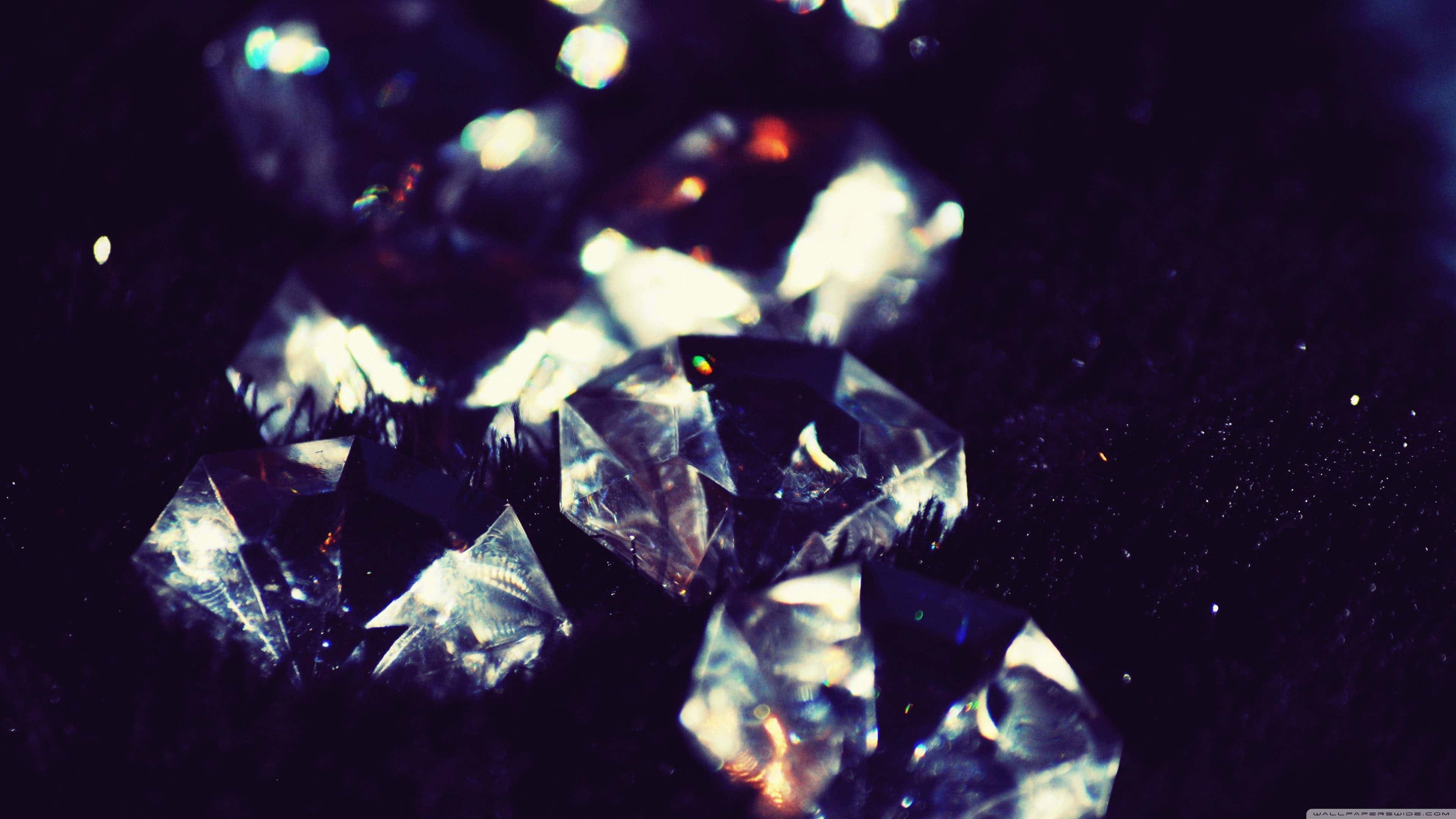 Diamond Aesthetic 桌布 壁紙 — 閃爍的透明水晶在深邃的黑暗背景下散發出內在光芒。