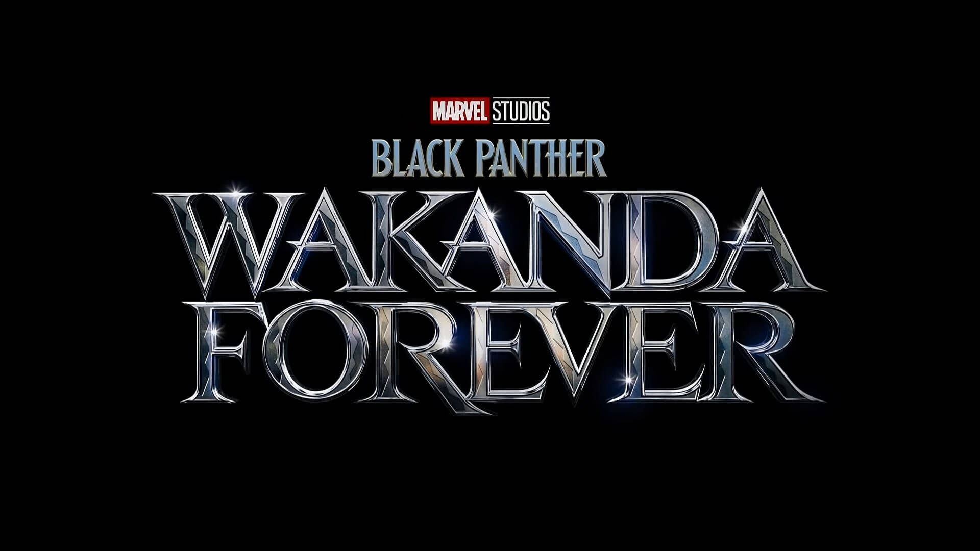 Wakanda 桌布 壁紙 — 閃爍的金屬標題「Wakanda Forever」在Marvel Studios標誌下的純黑背景上發光。