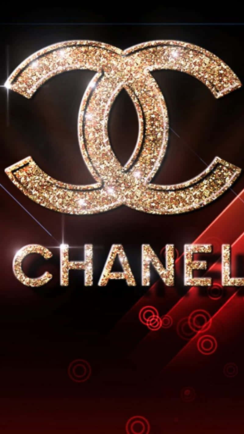 香奈兒標誌 桌布 壁紙 — 閃爍的金色 Chanel 標誌和品牌名稱在深紅色背景上閃耀，帶有發光的圓形裝飾。