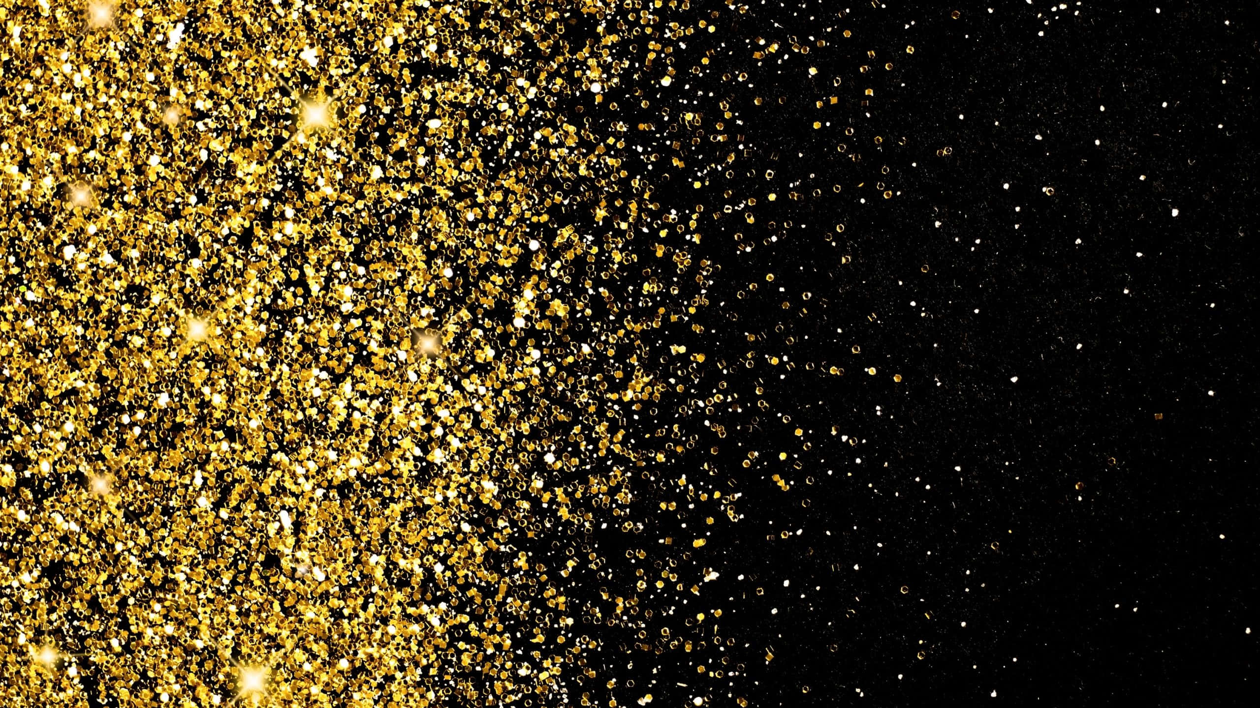 Black And Gold Glitter 桌布 壁紙 — 閃爍的金色亮粉粒子在純黑背景上如瀑布般爆發，營造出奢華而喜慶的視覺效果。