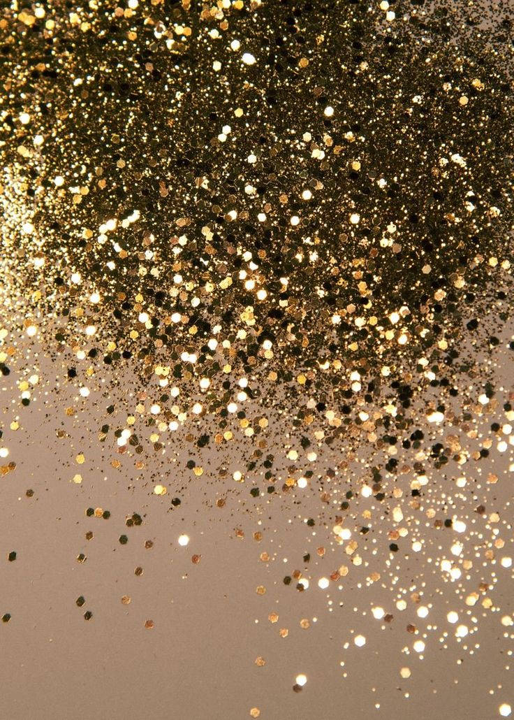 Gold Glitter 桌布 壁紙 — 閃爍的金色亮粉粒子如瀑布般落在柔和的米色背景上，營造出奢華閃亮的效果。