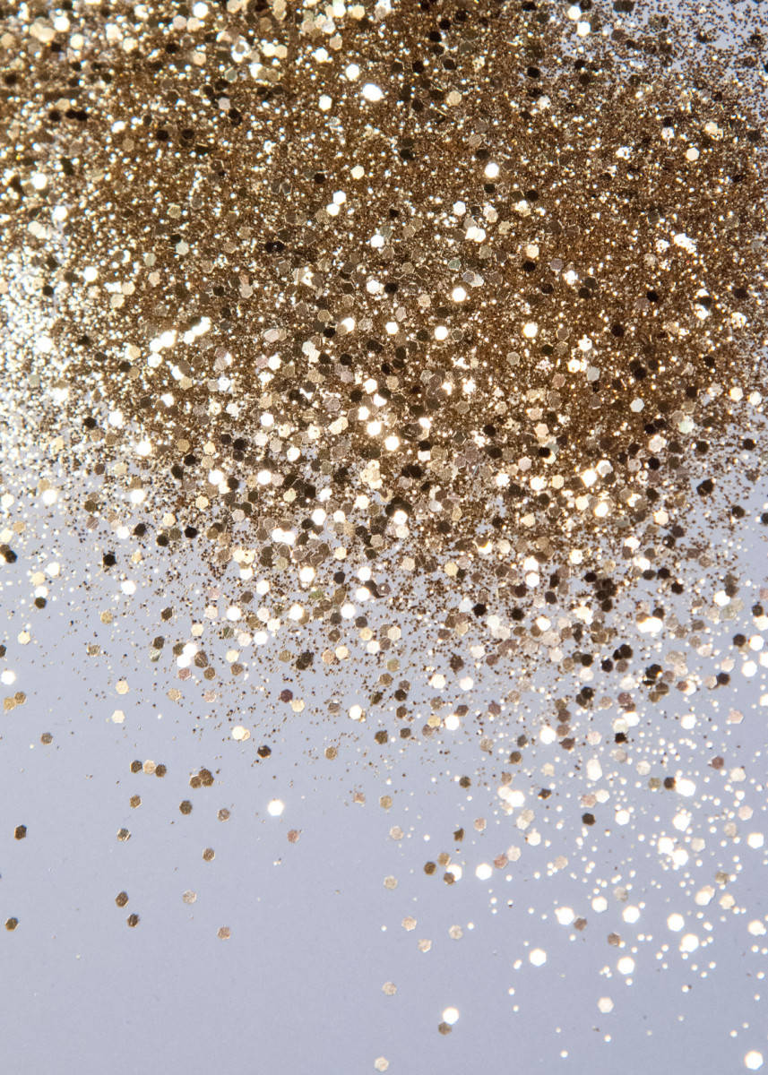 Gold Glitter 桌布 壁紙 — 閃爍的金色和銀色亮粉顆粒如瀑布般落在柔和的薰衣草背景上。