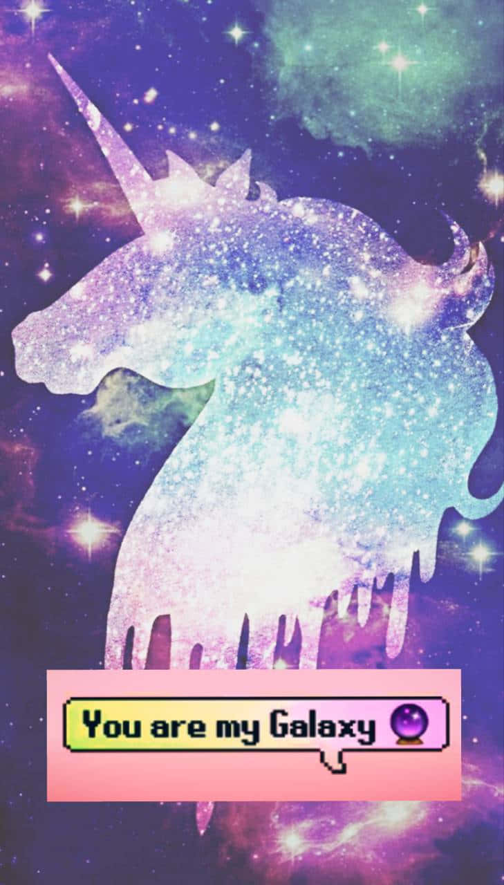 Galaxy Unicorn 桌布 壁紙 — 閃爍的銀河獨角獸剪影漂浮在充滿活力的宇宙星雲中，伴隨著閃爍的星星和像素化的對話氣泡。