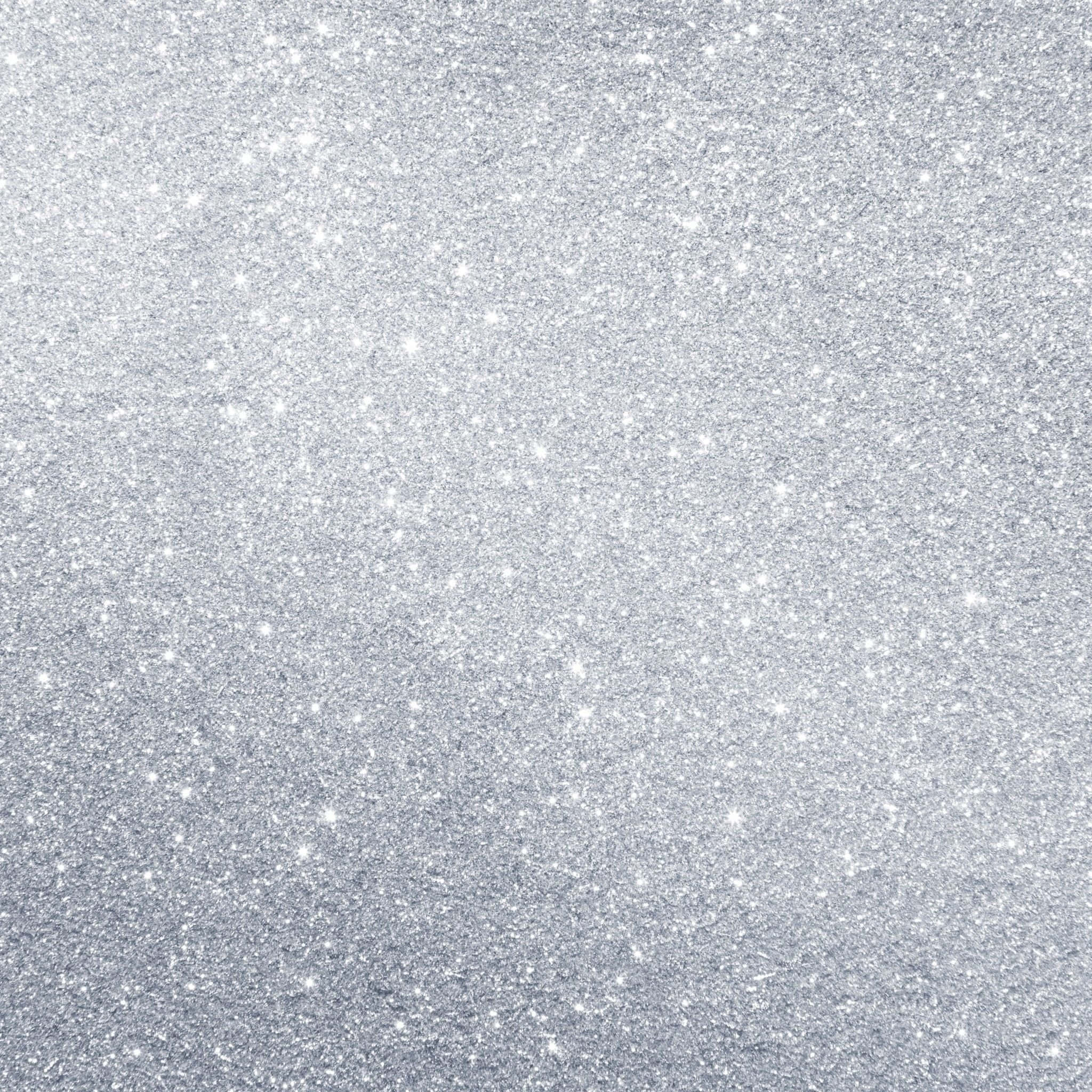 White Glitter 桌布 壁紙 — 閃爍的銀色亮粉紋理，帶有閃亮顆粒在光滑表面上捕捉光線。