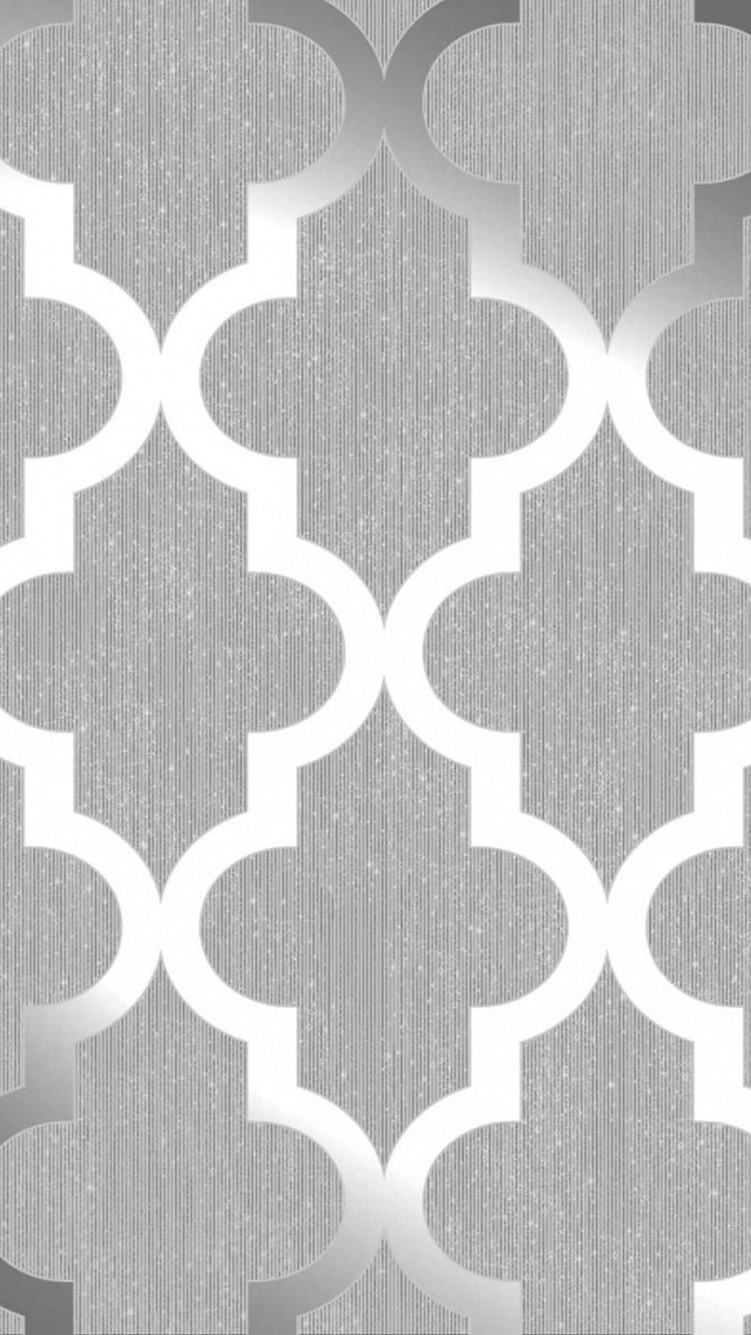Silver Aesthetic iPhone 桌布 壁紙 — 閃爍的銀色壁紙，帶有醒目的白色四葉草圖案和垂直閃粉紋理。