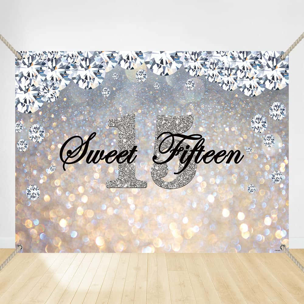 Quinceanera 桌布 壁紙 — 閃爍的銀色背景，帶有大型鑽石圖案和「Sweet Fifteen」文字，用於里程碑慶祝。