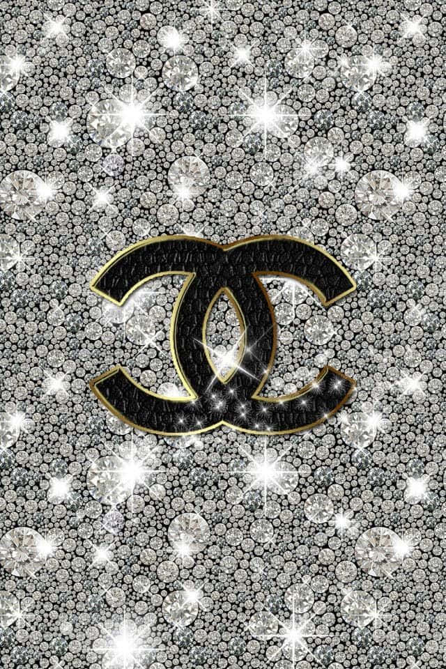 Chanel 桌布 壁紙 — 閃爍的銀色鑽石背景上，有一個黑色和金色的 Chanel 標誌，帶有閃閃發光的星爆效果。