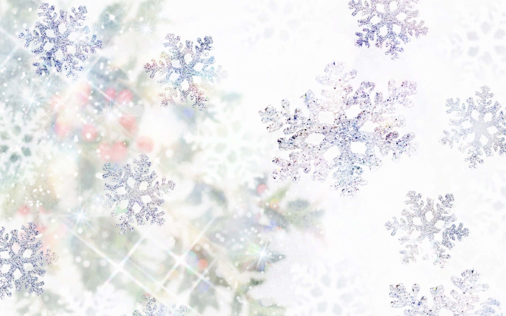 雪 桌布 壁紙 — 閃爍的銀色雪花在柔和的白色背景上飄浮，伴隨著模糊的節日綠植和閃爍的燈光。