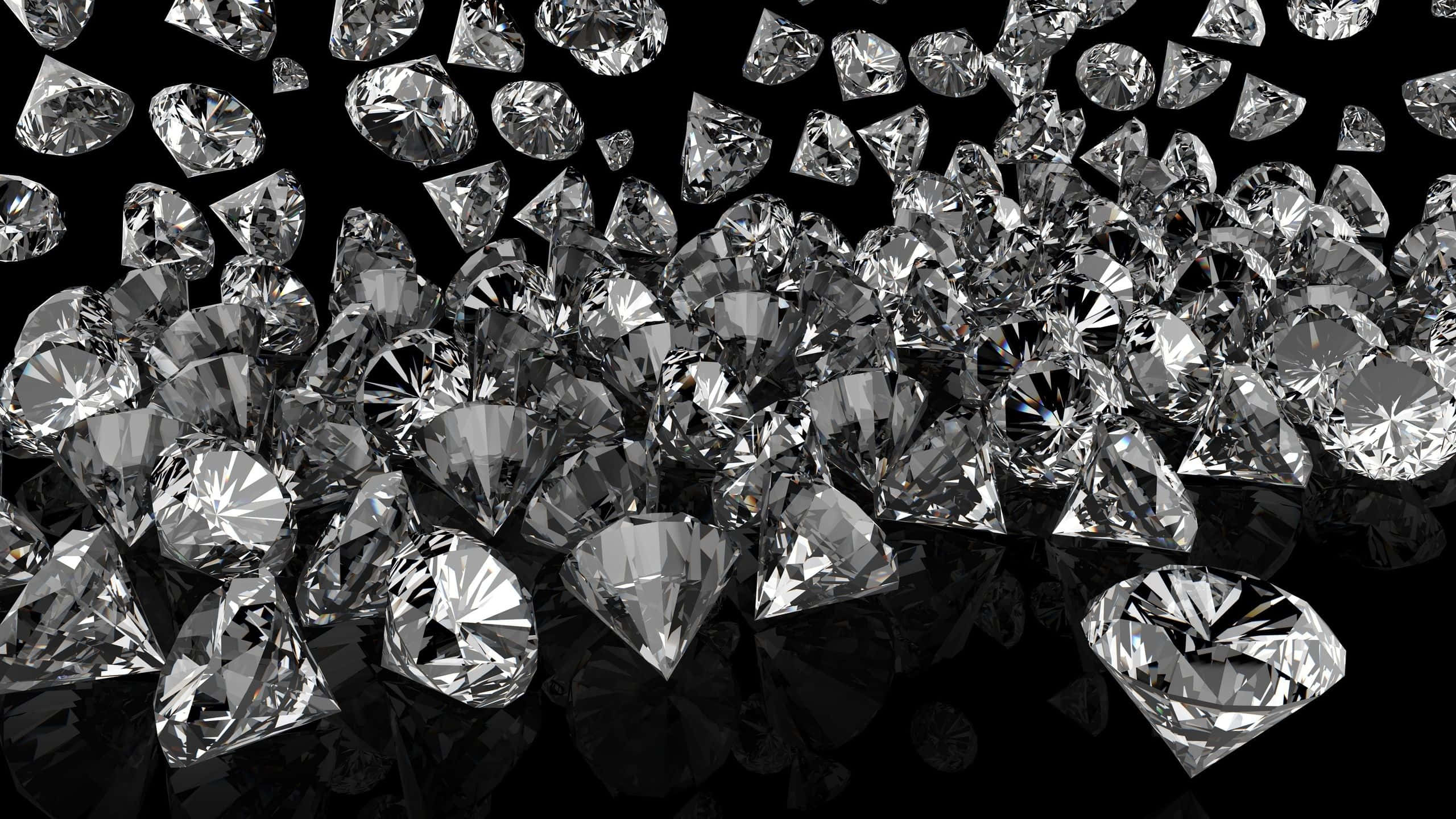 Diamond Aesthetic 桌布 壁紙 — 閃爍的鑽石如瀑布般傾瀉堆積在純黑背景上，反射出它們璀璨的切面。