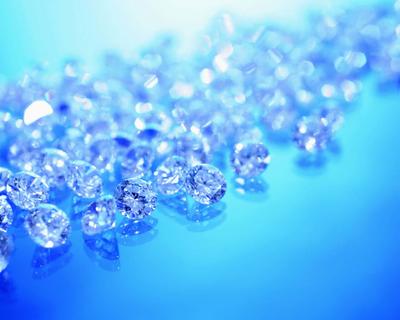 Blue Diamonds 桌布 壁紙 — 閃爍的鑽石瀑布在光滑的藍色表面上閃耀，景深較淺。