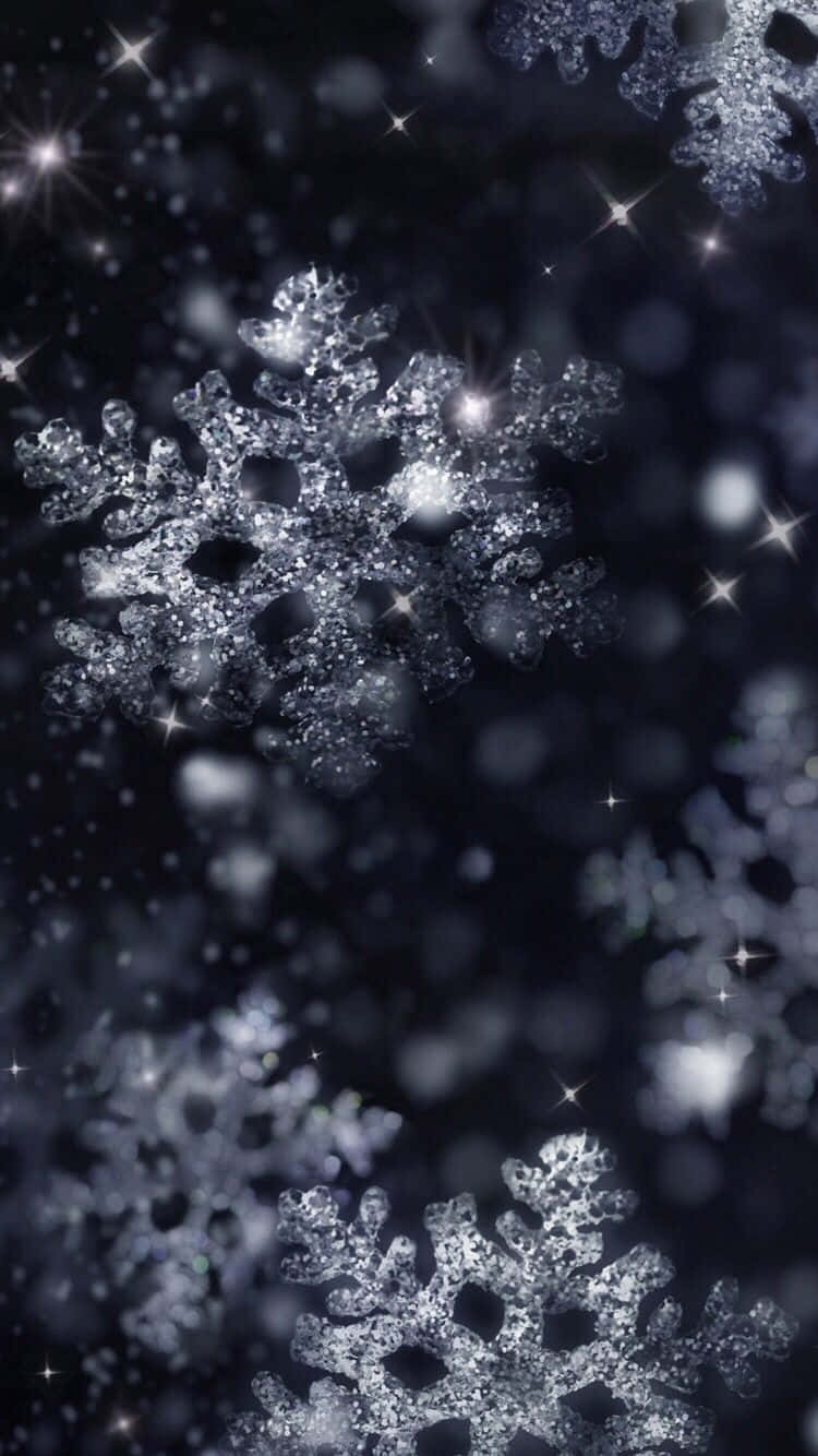 Dark Christmas 桌布 壁紙 — 閃爍的雪花在深藍色背景上閃耀，帶有星爆亮點和柔和散景。