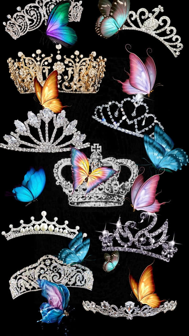 Princess Crown 桌布 壁紙 — 閃爍的頭飾點綴著閃閃發光的寶石和充滿活力的彩虹色蝴蝶，在深黑色背景上翩翩起舞。