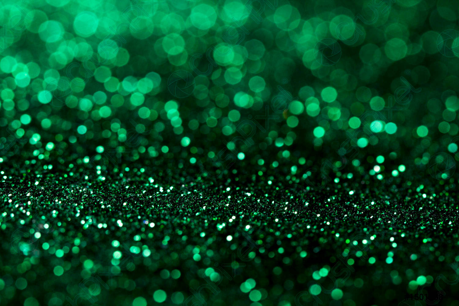 Green Glitter 桌布 壁紙 — 閃爍祖母綠色亮粉的特寫，搭配散景燈光，營造出閃亮的節日質感。