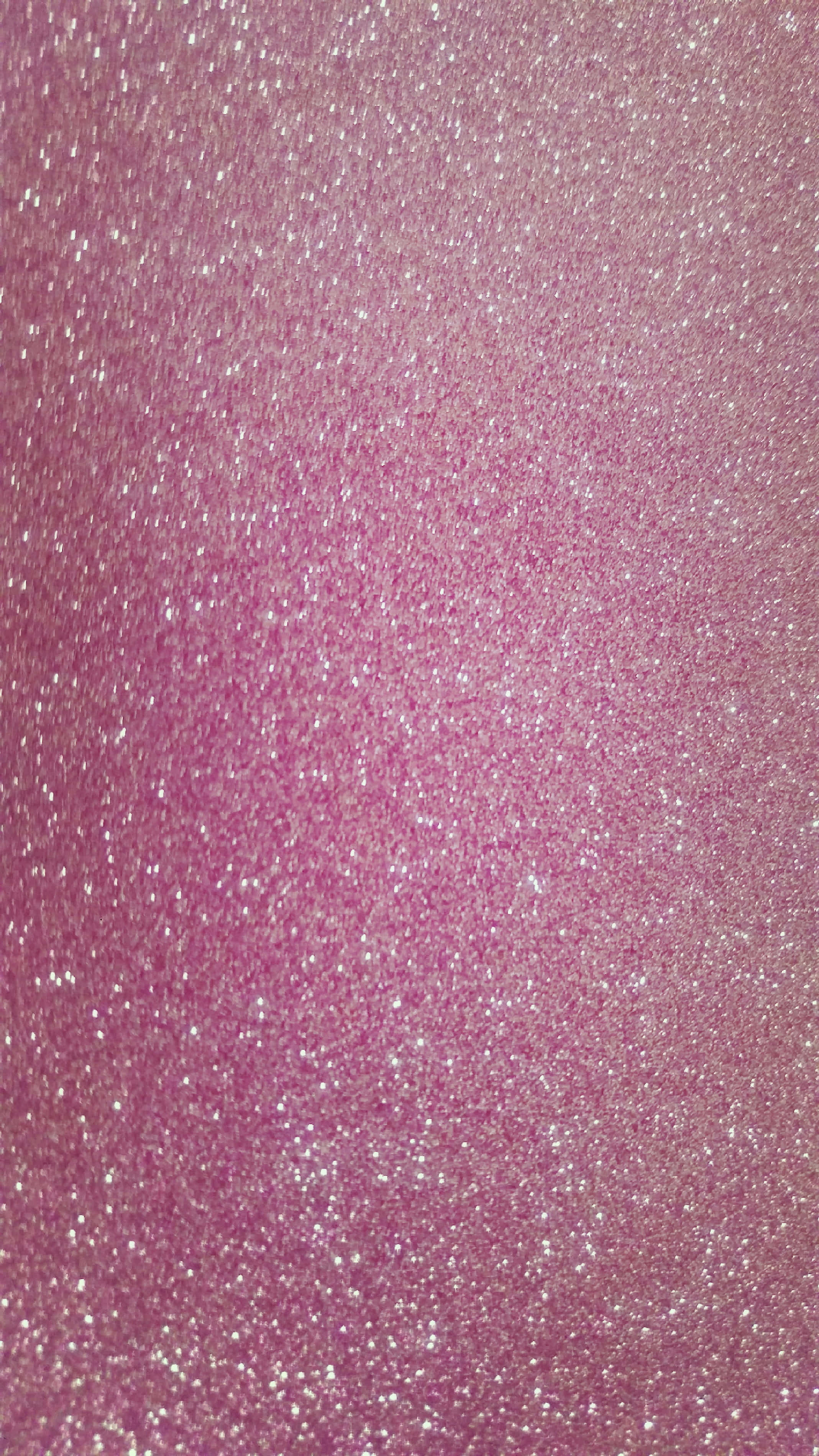 Glitter Pink 桌布 壁紙 — 閃爍粉紅亮片的近距離特寫，散落著銀色閃粉，營造出閃耀的紋理表面。
