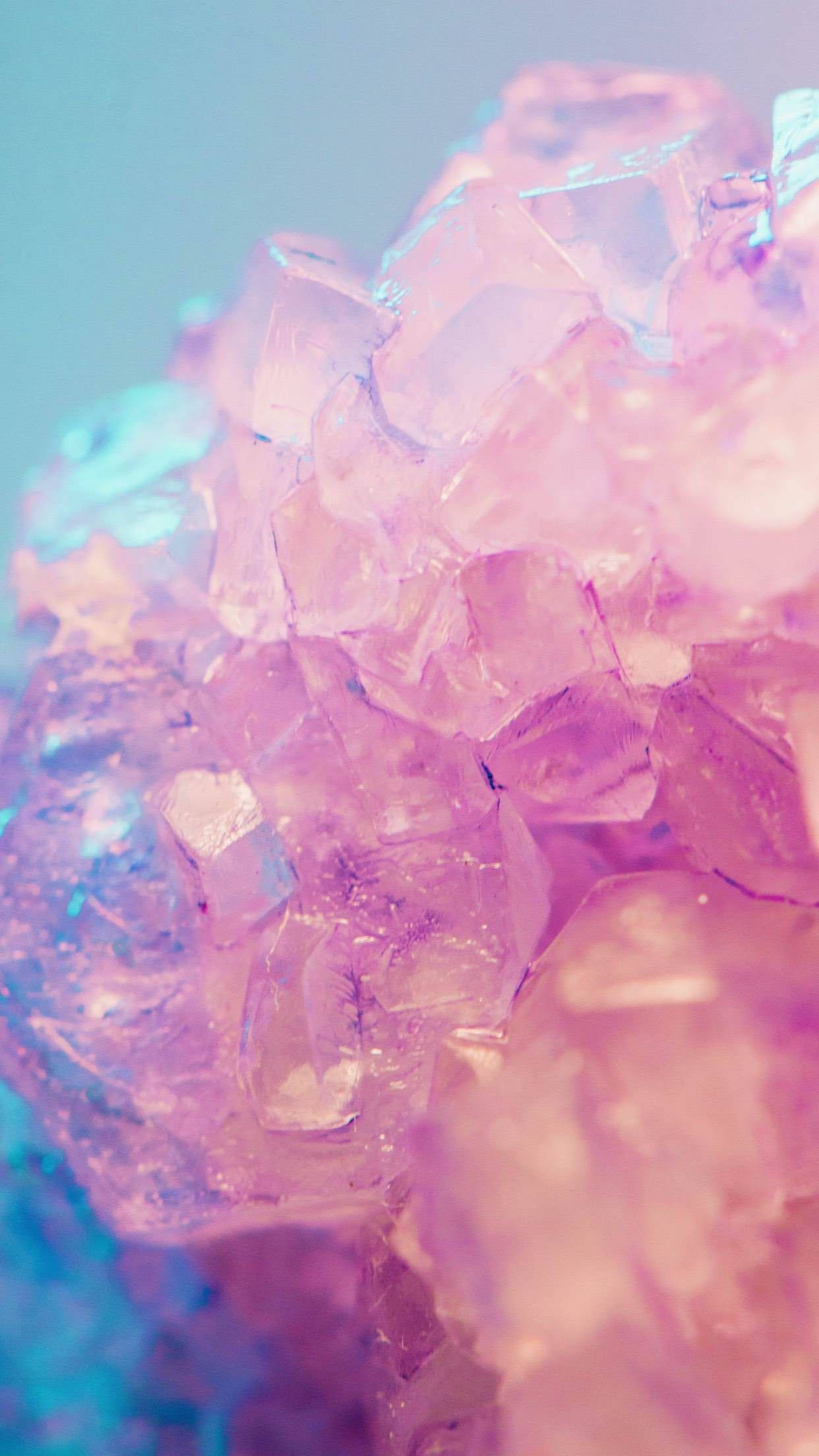 水晶 桌布 壁紙 — 閃爍粉紅和藍色水晶簇的特寫，帶有柔和發光邊緣和淺景深。
