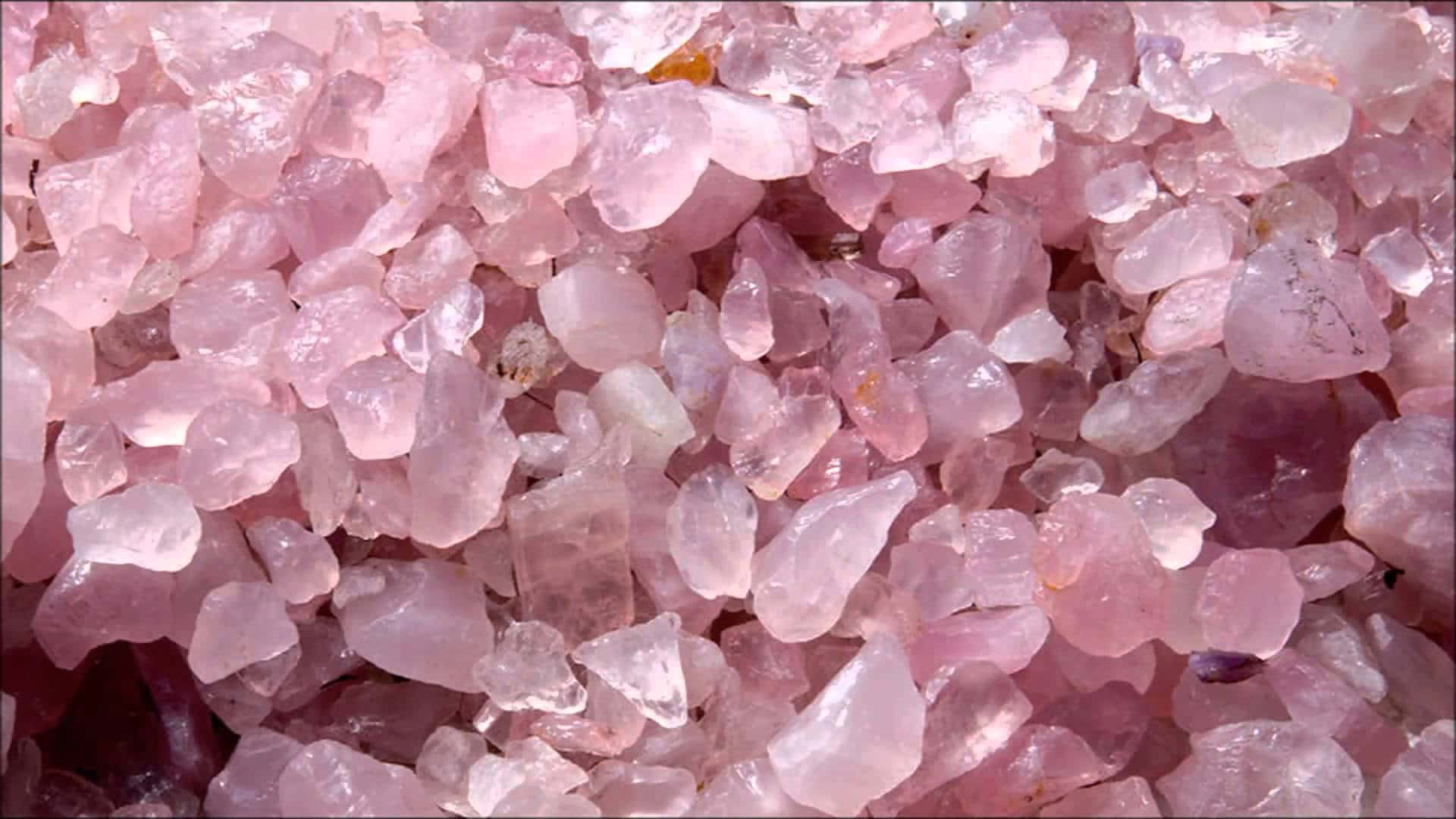 crystals 桌布 壁紙 — 閃爍粉紅玫瑰石英晶體的近距離特寫，半透明刻面捕捉光線。