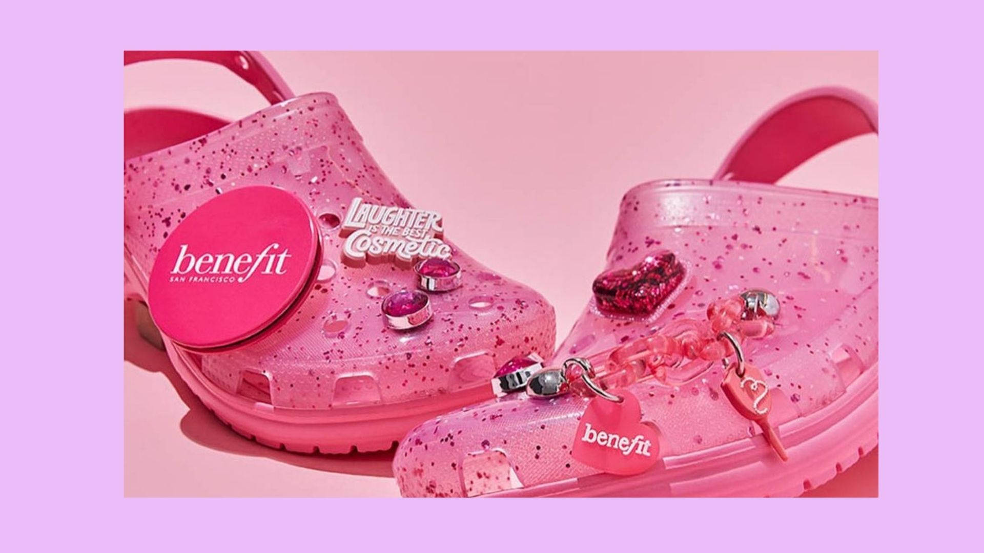 Crocs 桌布 壁紙 — 閃爍粉紅色亮粉木屐，飾有Benefit化妝品吊飾和心形配件，襯以柔和粉紅色背景。