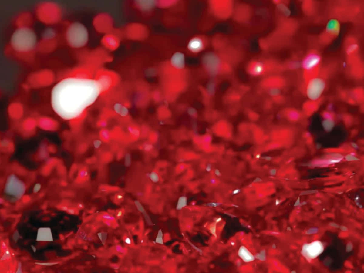 Ruby 桌布 壁紙 — 閃爍紅寶石的近距離特寫，捕捉光線，呈現鮮明反射與柔和散景背景。