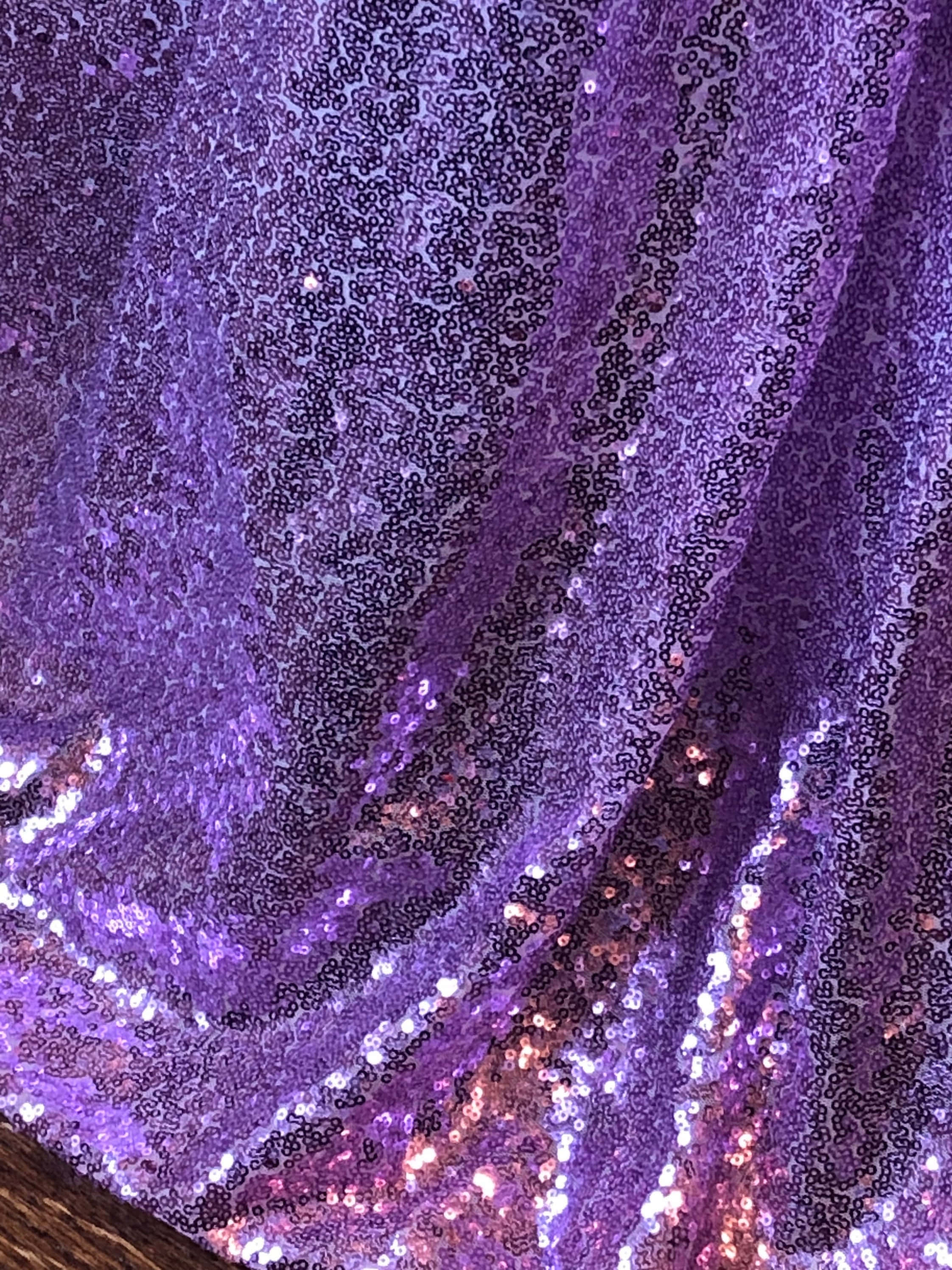 Purple Sequins 桌布 壁紙 — 閃爍紫色亮片布料的特寫，帶有金屬光澤和柔軟褶皺。