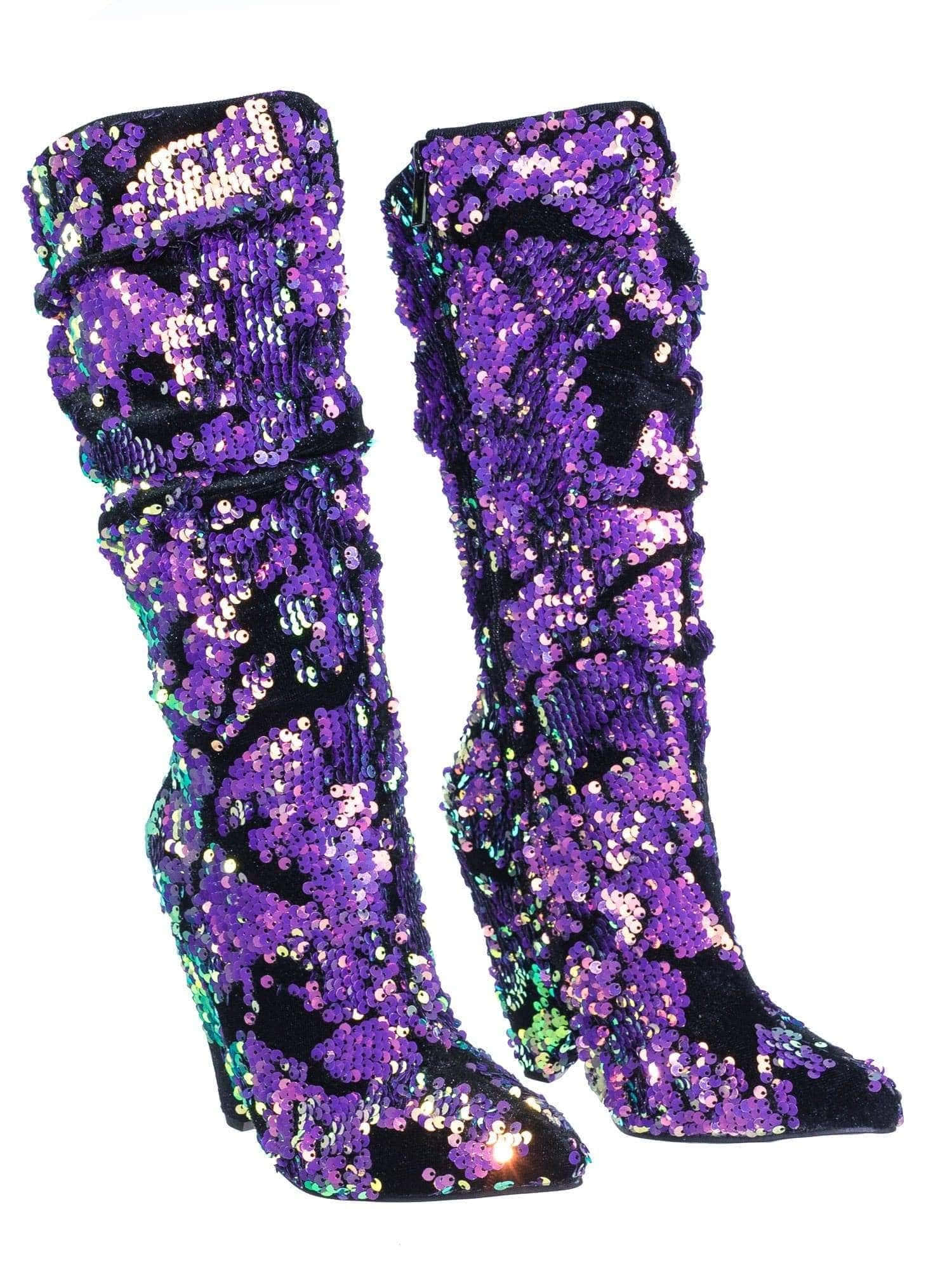 Purple Shoes 桌布 壁紙 — 閃爍紫色亮片靴，帶有褶皺靴口和尖頭，立在純白背景前。