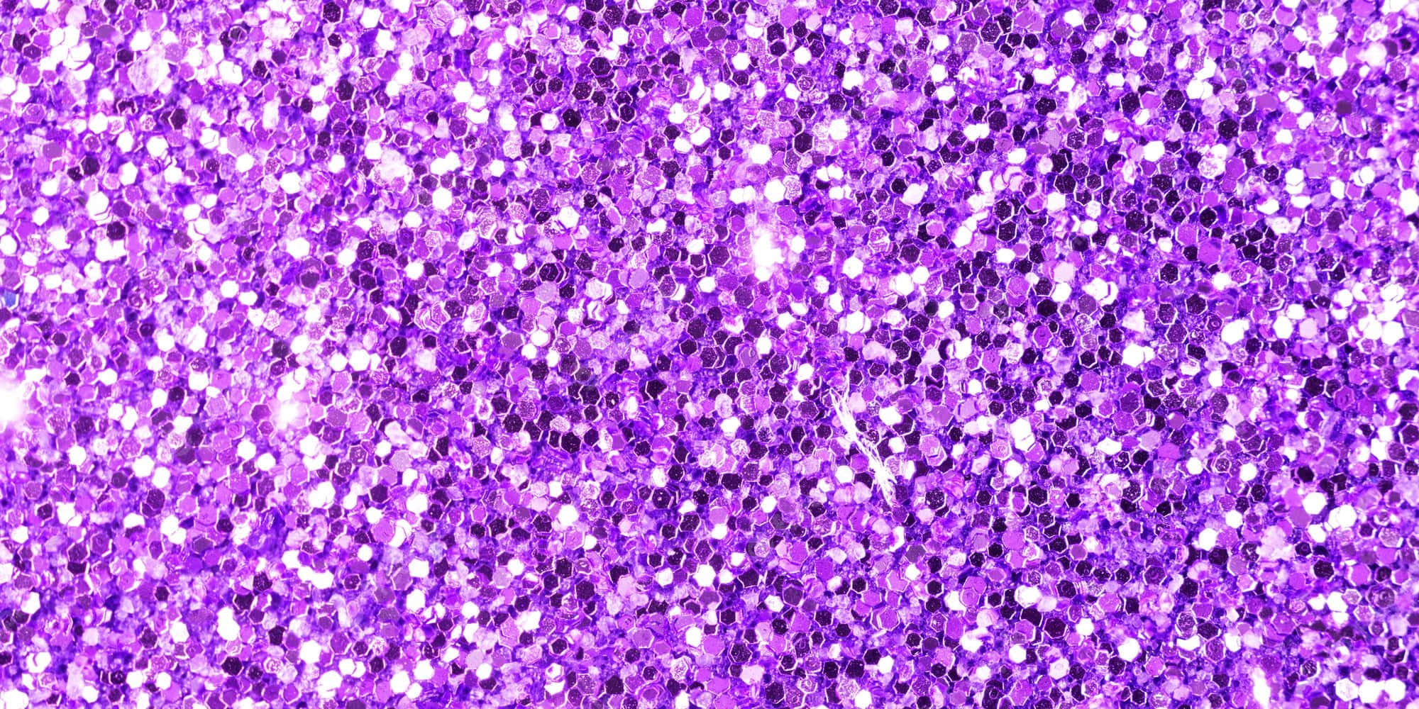 Purple Glitter 桌布 壁紙 — 閃爍紫色亮片顆粒的耀眼場域，捕捉明亮光線。