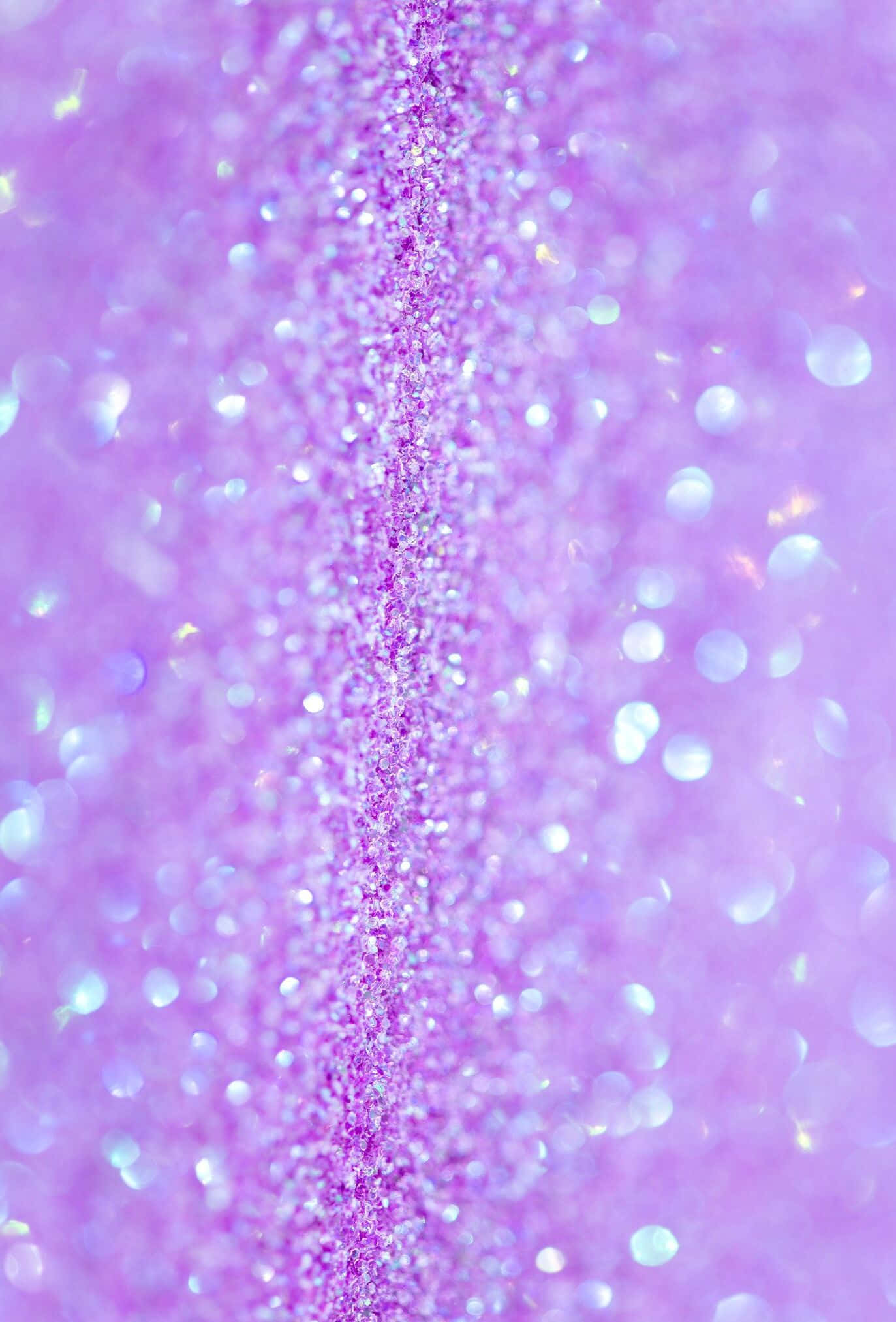 Light Purple Glitter 桌布 壁紙 — 閃爍紫色亮粉的特寫，中央有一條紋理線條和柔和散景高光。