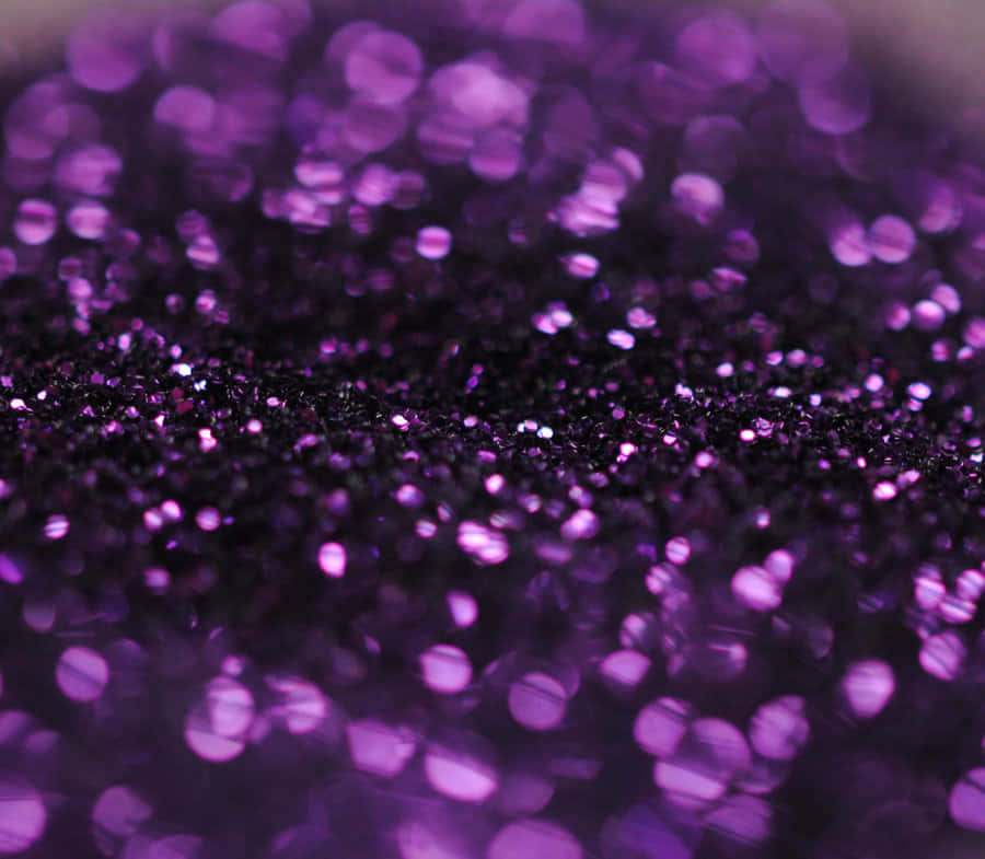 Purple Glitter 桌布 壁紙 — 閃爍紫色亮粉的特寫，淺景深營造出夢幻般的散景效果。