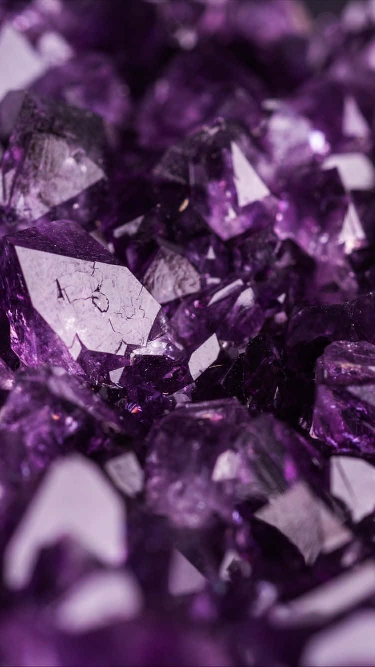 Healing Crystals 桌布 壁紙 — 閃爍紫色紫水晶晶體的近距離特寫，具有銳利的刻面和柔和的散景背景。