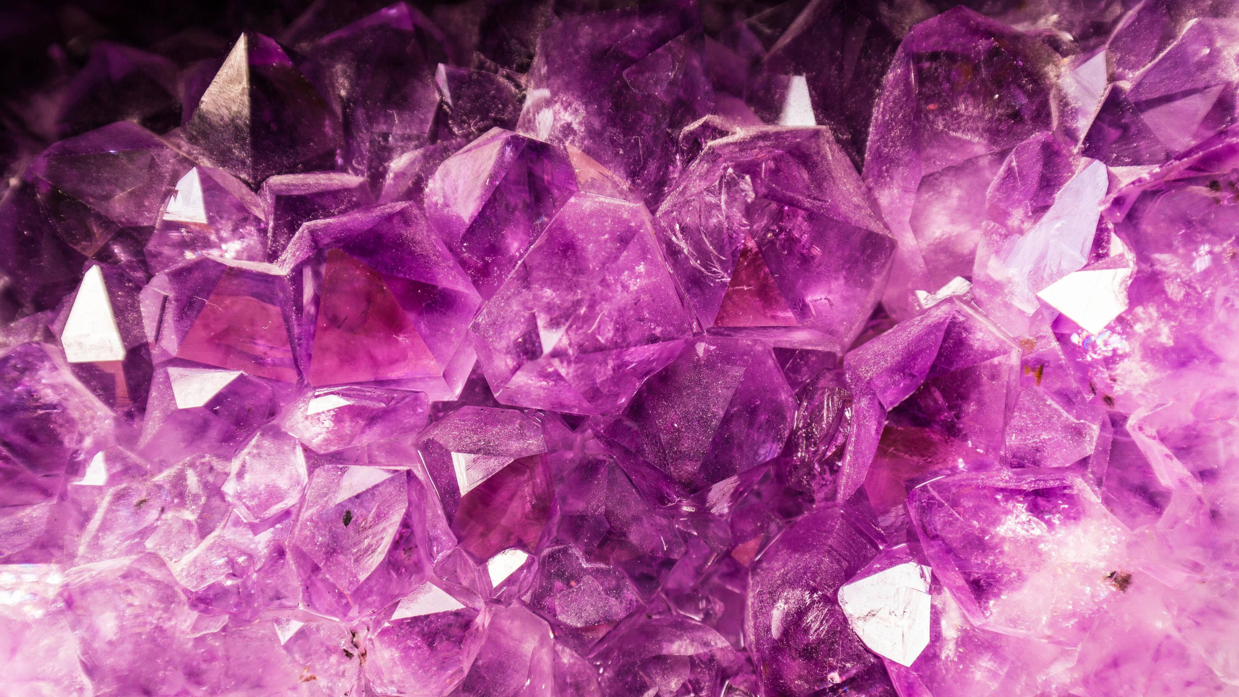 Violet Aesthetic 桌布 壁紙 — 閃爍紫色紫水晶晶體的近距離特寫，具有銳利的刻面和發光的內部反射。