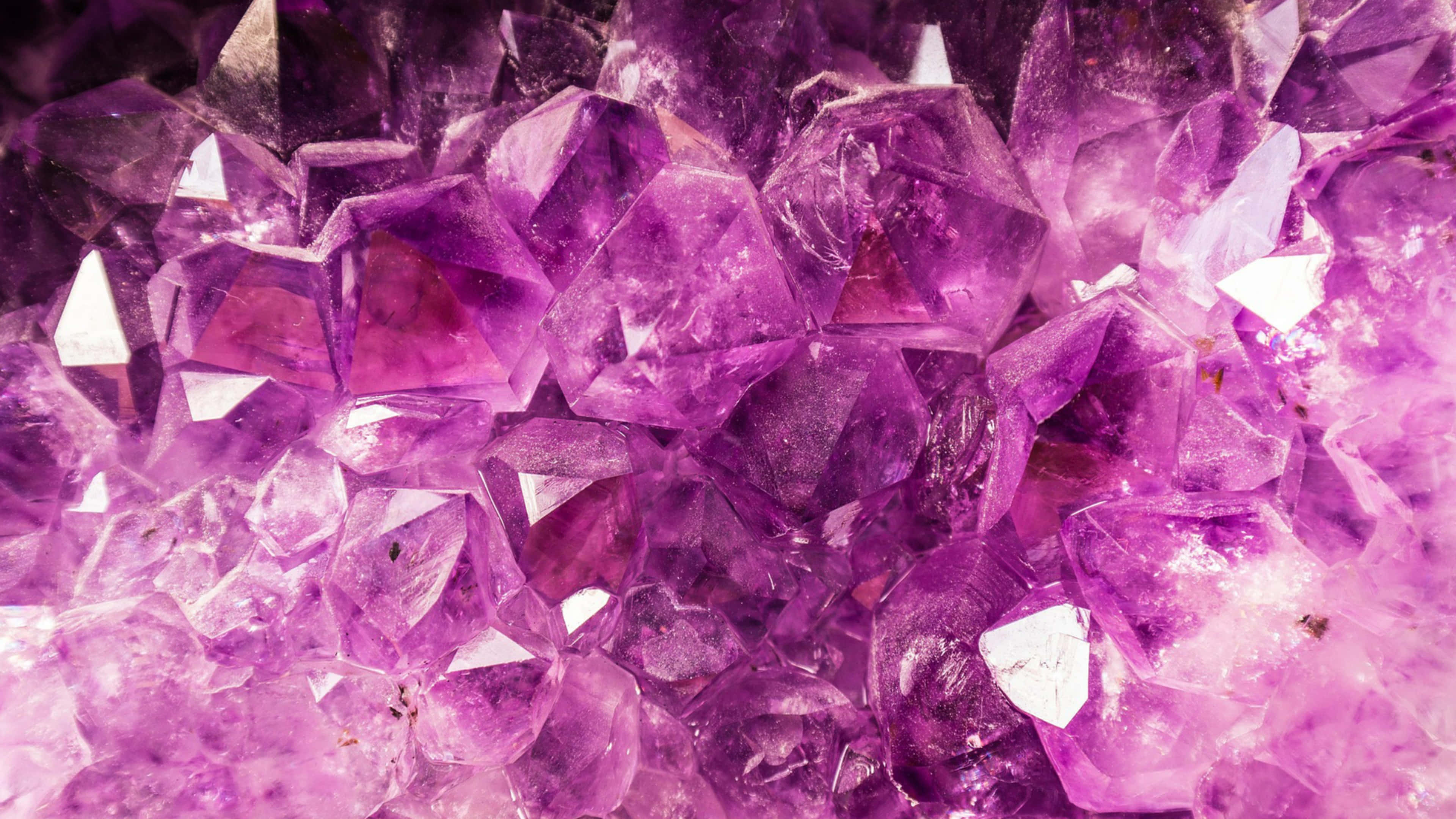 Amethyst 桌布 壁紙 — 閃爍紫色紫水晶晶體的近距離特寫，具有銳利的刻面和發光的高光。