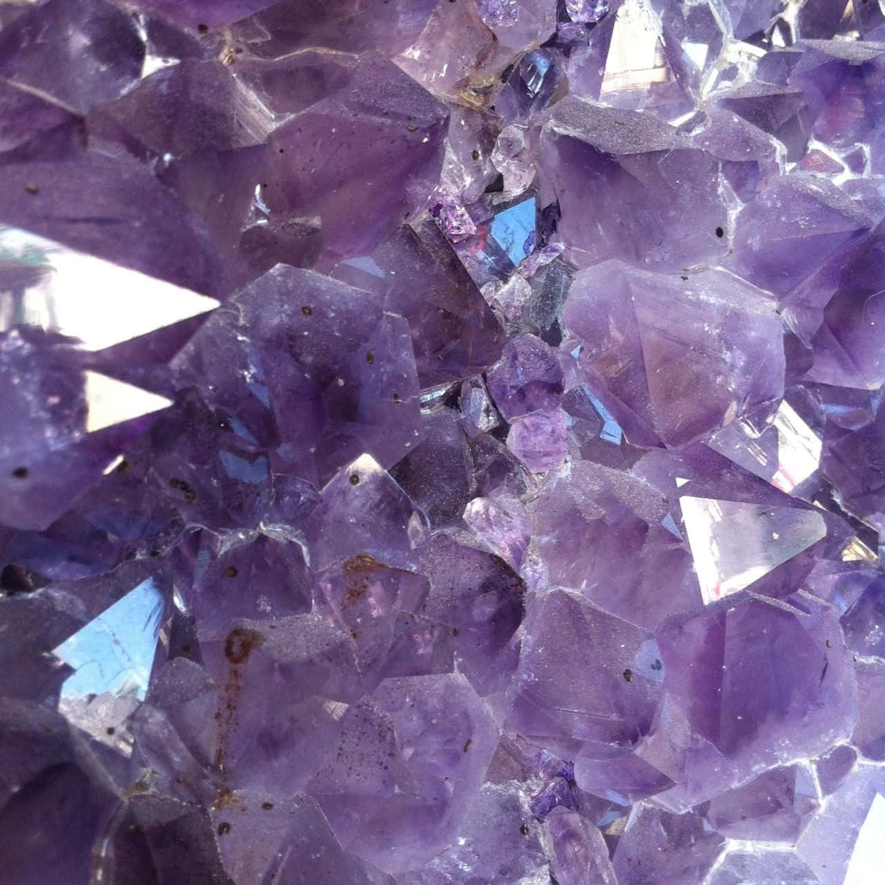 crystals 桌布 壁紙 — 閃爍紫色紫水晶晶體的近距離特寫，具有銳利的刻面和天然內含物，捕捉光線。