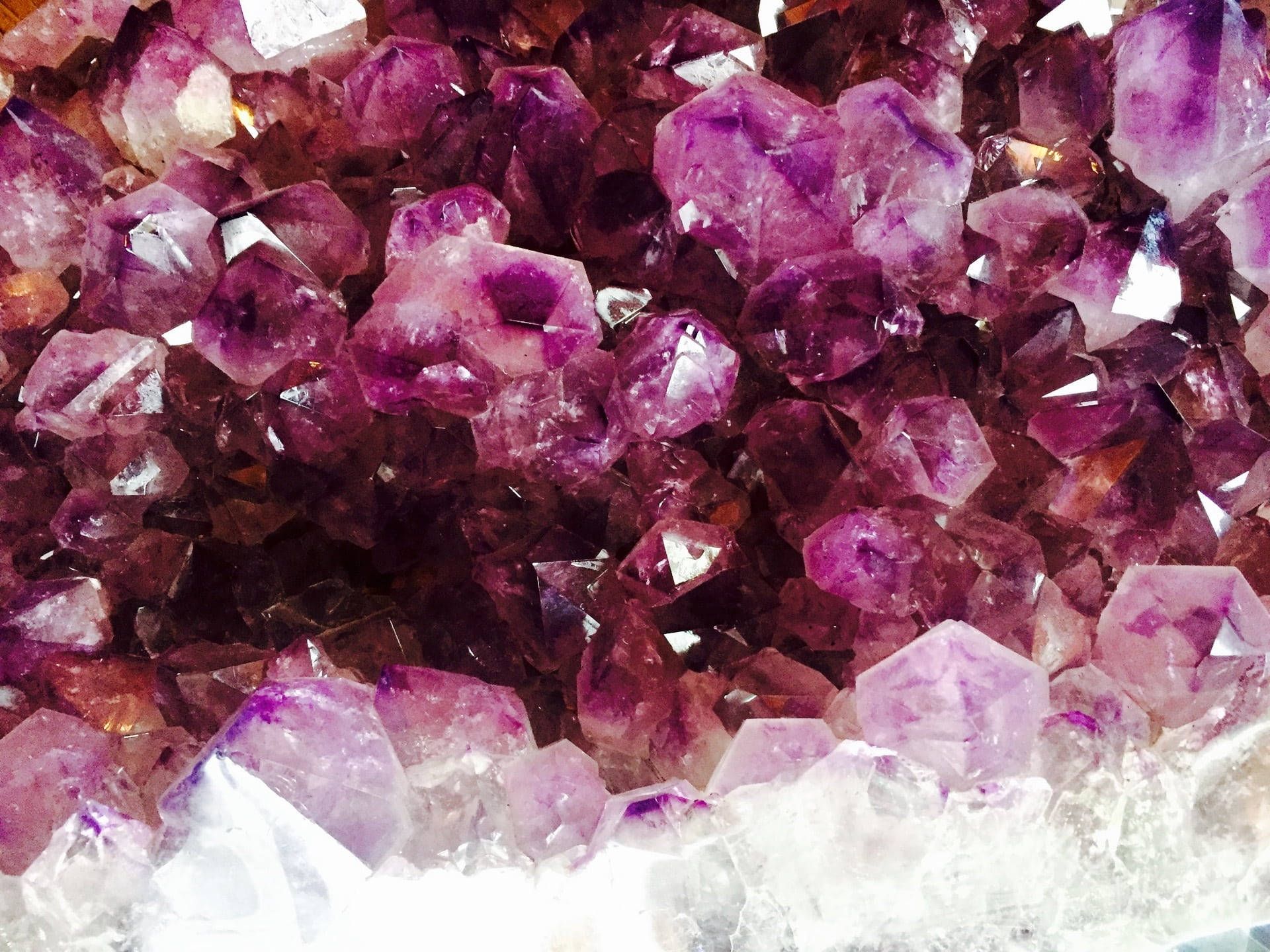 Amethyst 桌布 壁紙 — 閃爍紫色紫水晶晶體的近距離特寫，具有銳利的刻面和白色底石。