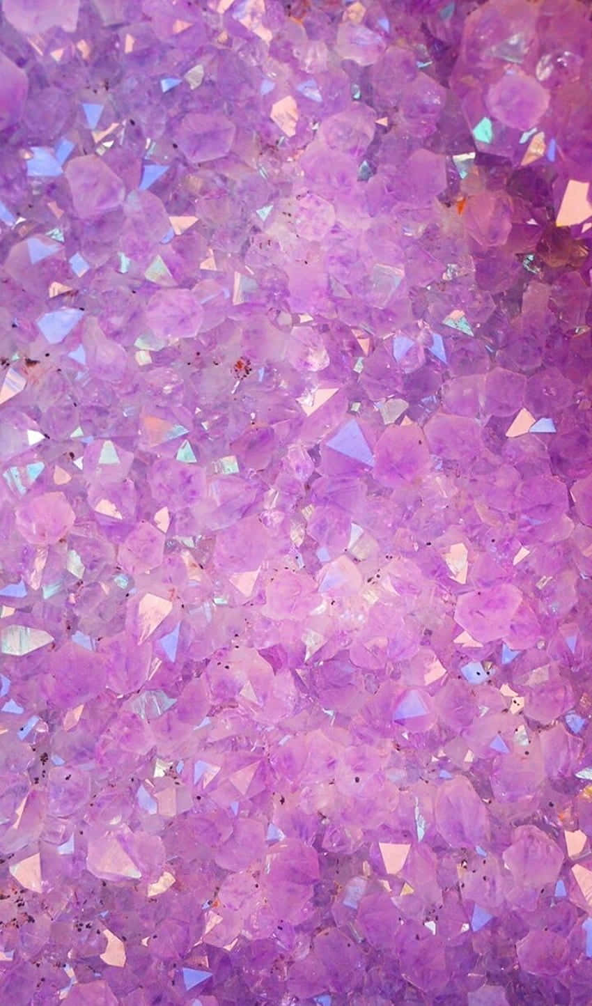 Pastel Crystal 桌布 壁紙 — 閃爍紫色紫水晶晶體的近距離特寫，帶有彩虹色亮點和分散的黑色斑點。