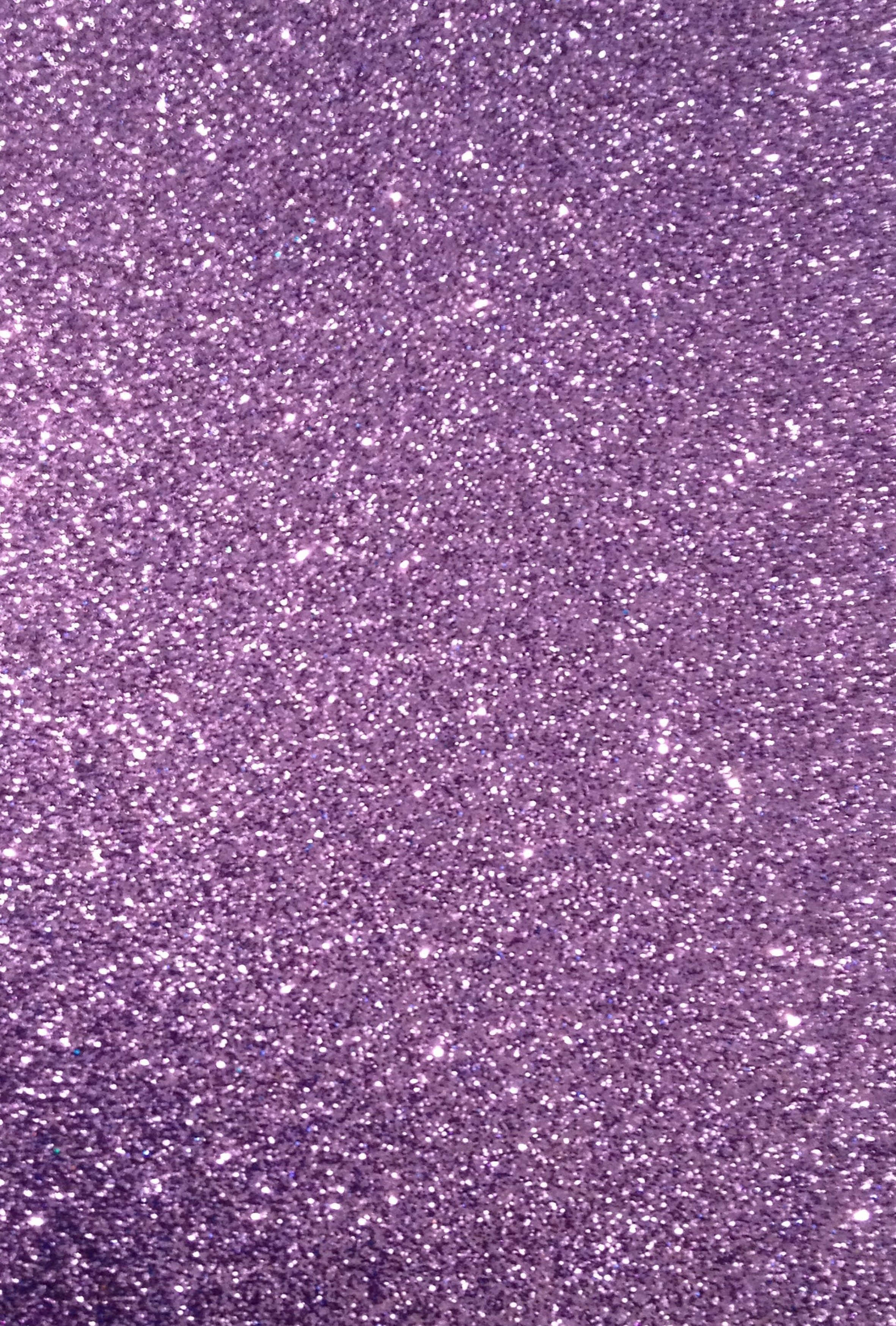 Light Purple Glitter 桌布 壁紙 — 閃爍薰衣草色亮片與銀色閃粉的近距離特寫，捕捉光線。