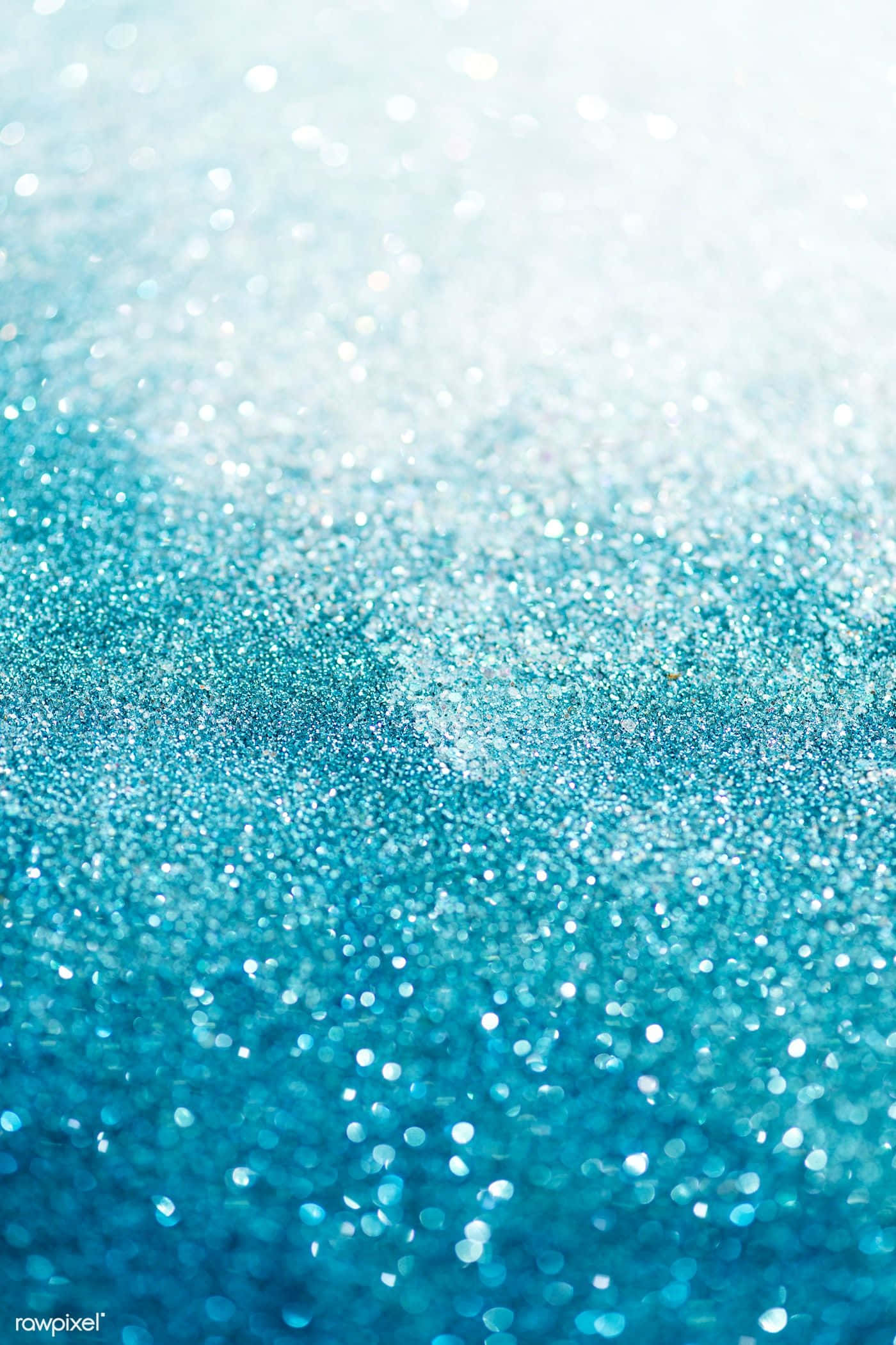 Teal Glitter 桌布 壁紙 — 閃爍藍色和白色亮粉的特寫，帶有柔和散景高光，營造出閃閃發光的紋理表面。
