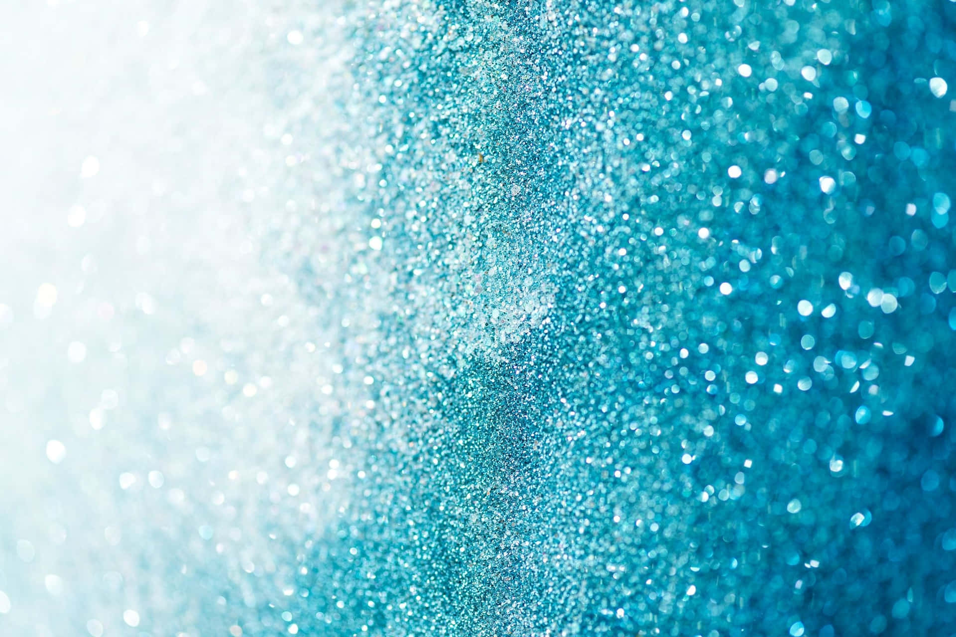 Teal 桌布 壁紙 — 閃爍藍色和白色亮粉顆粒的特寫，營造出閃閃發光的紋理背景。